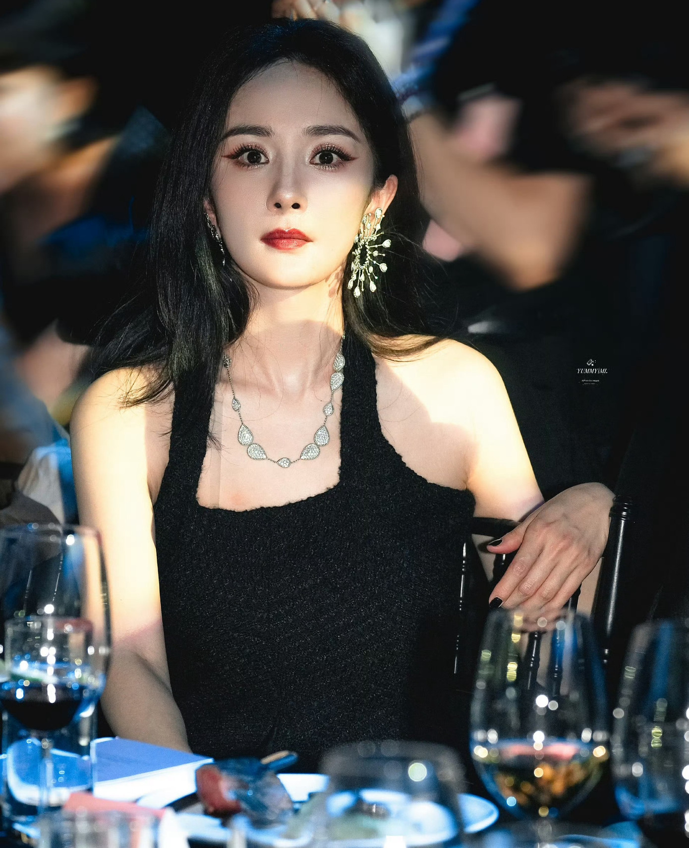 Dương Mịch là ngôi sao đứng trên đỉnh cao hơn 15 năm, cô được xếp vào nhóm "tứ đại đỉnh lưu" (4 ngôi sao nữ hot nhất, có lượng người hâm mộ đông đảo và được quan tâm nhất giới giải trí), thế nhưng thành tích phim ảnh của Dương Mịch ngày một tụt dốc. Trong sự kiện, Dương Mịch thay tới 3 bộ trang phục, trong đó bộ vest của cô được đánh giá là sang trọng, thời trang. Dương Mịch là ngôi sao đứng trên đỉnh cao hơn 15 năm, cô được xếp vào nhóm "tứ đại đỉnh lưu" (4 ngôi sao nữ hot nhất, có lượng người hâm mộ đông đảo và được quan tâm nhất giới giải trí), thế nhưng thành tích phim ảnh của Dương Mịch ngày một tụt dốc. Trong sự kiện, Dương Mịch thay tới 3 bộ trang phục, trong đó bộ vest của cô được đánh giá là sang trọng, thời trang.