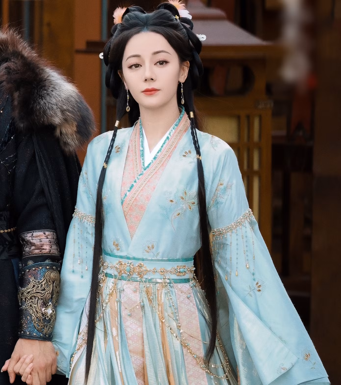 Sina cho biết thêm trước đó khi đoàn phim Mộ Tư Từ khai máy vào giữa tháng 9, người hâm mộ của Địch Lệ Nhiệt Ba rất tức giận khi những bộ trang phục dành cho nữ chính bị đánh giá đơn giản, thiết kế xấu và không hợp với mỹ nhân Tân Cương như có cổ vuông làm phần thân trên của Nhiệt Ba thô to hơn, màu đen già dặn. Sina cho biết thêm trước đó khi đoàn phim Mộ Tư Từ khai máy vào giữa tháng 9, người hâm mộ của Địch Lệ Nhiệt Ba rất tức giận khi những bộ trang phục dành cho nữ chính bị đánh giá đơn giản, thiết kế xấu và không hợp với mỹ nhân Tân Cương như có cổ vuông làm phần thân trên của Nhiệt Ba thô to hơn, màu đen già dặn.