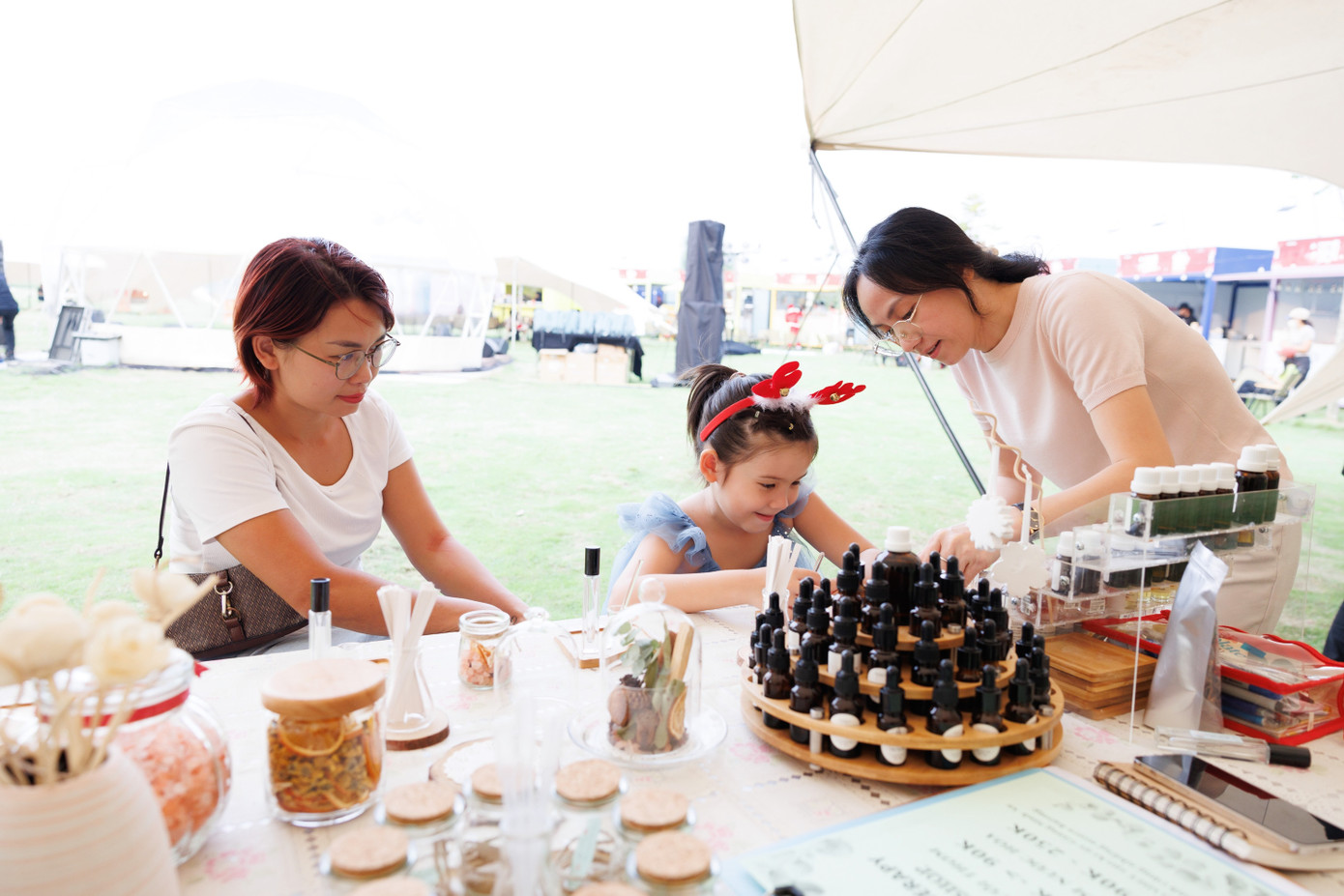 Các bạn nhỏ có những phút giây hạnh phúc bên cha mẹ, cùng làm bánh, trang trí thiệp Giáng sinh.