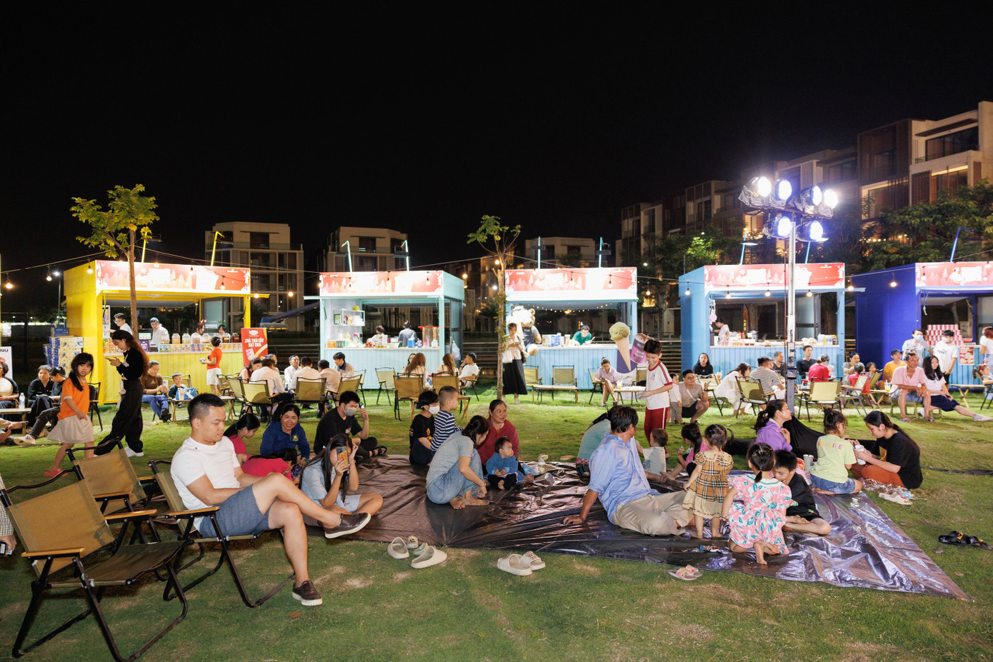 Người dân thưởng thức các bữa ăn ngon, tìm một góc nhỏ để thư giãn, nghe nhạc hay chỉ đơn giản muốn tận hưởng không khí lễ hội trong lành.