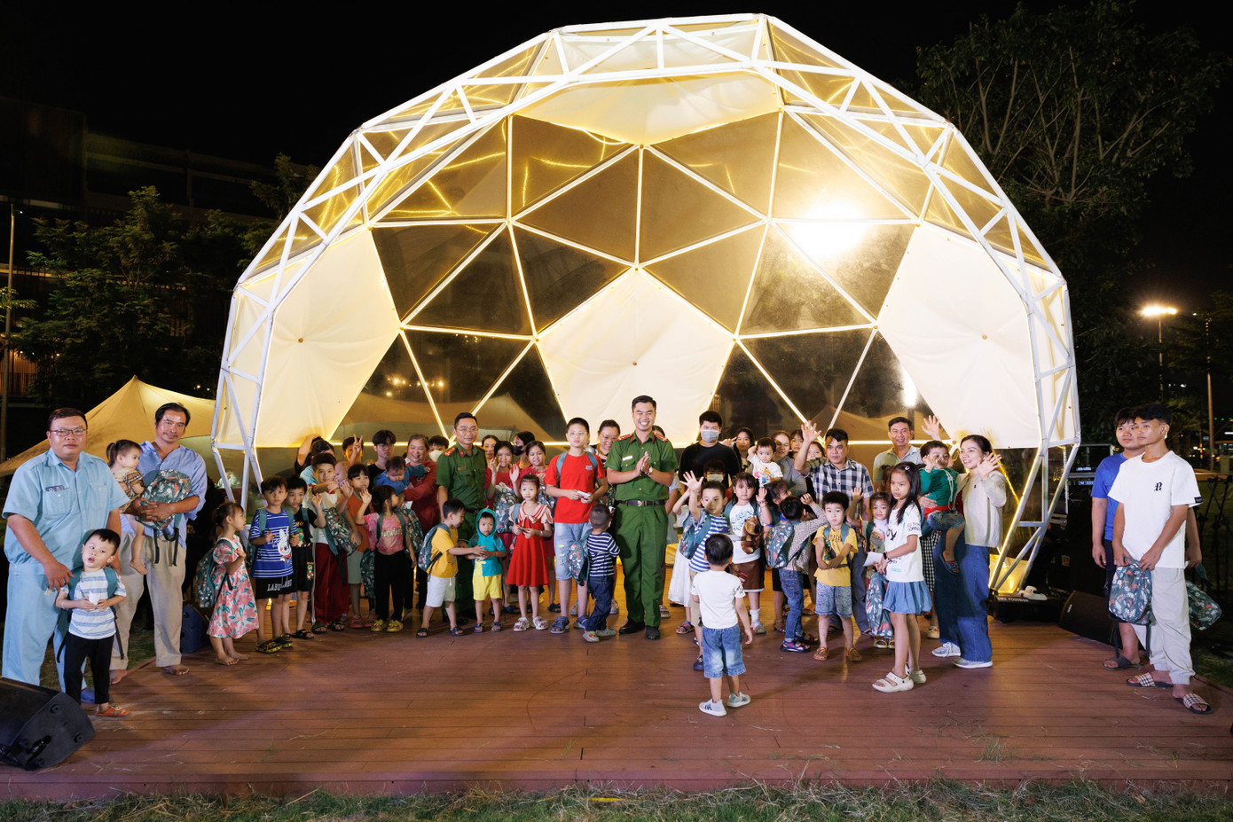 Ban tổ chức dành tặng 100 phần quà cho trẻ em khó khăn tại Thủ Đức.