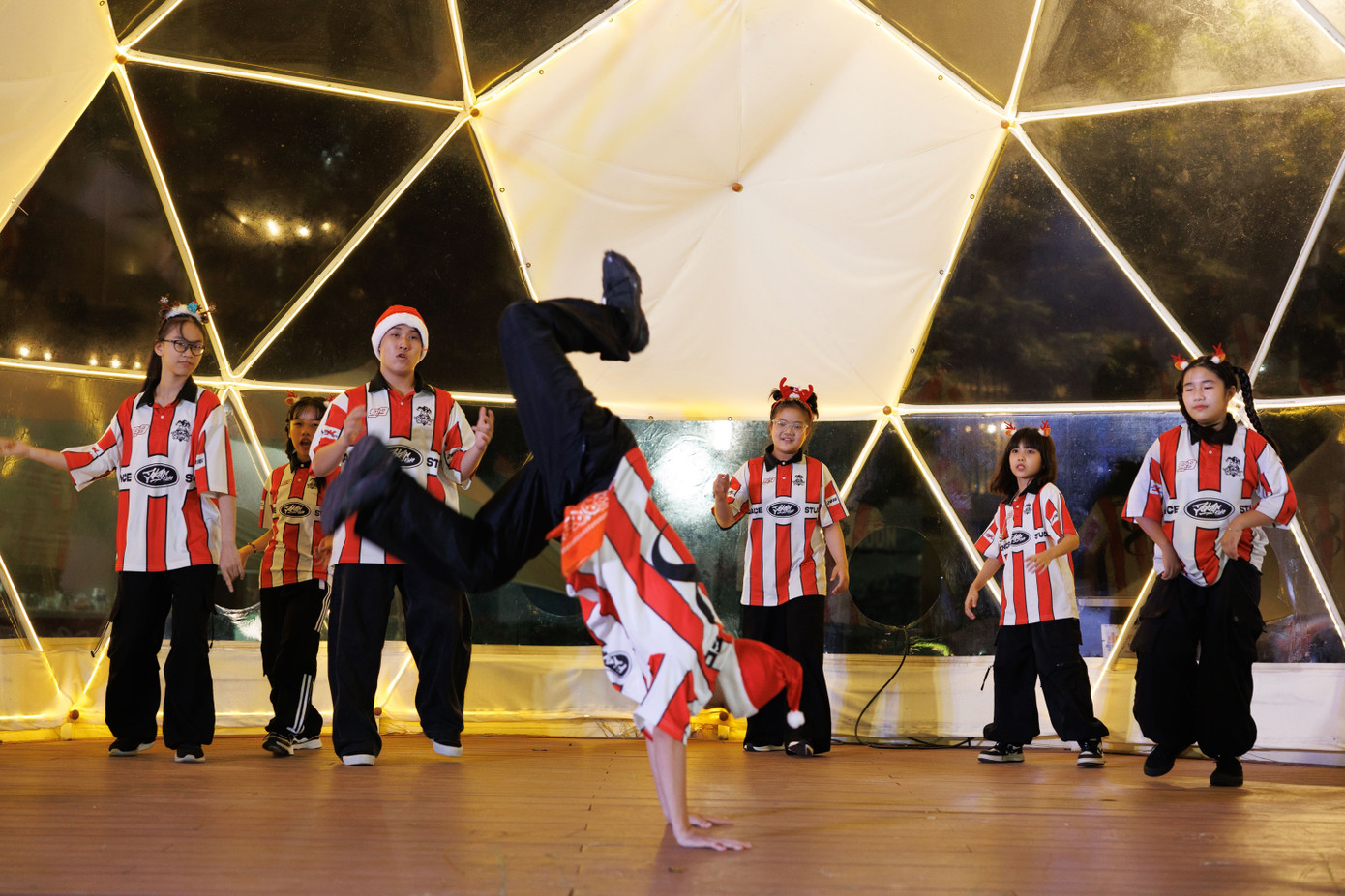 Lễ hội với có nhiều tiết mục âm nhạc sôi động, Ngoài ra, chương trình còn có sự tham gia của dàn hợp xướng 60 thành viên Lumen Choir biểu diễn bản nhạc đậm chất Giáng sinh qua những bản thánh ca cổ điển, kết hợp với những giai điệu hiện đại được hòa âm công phu.