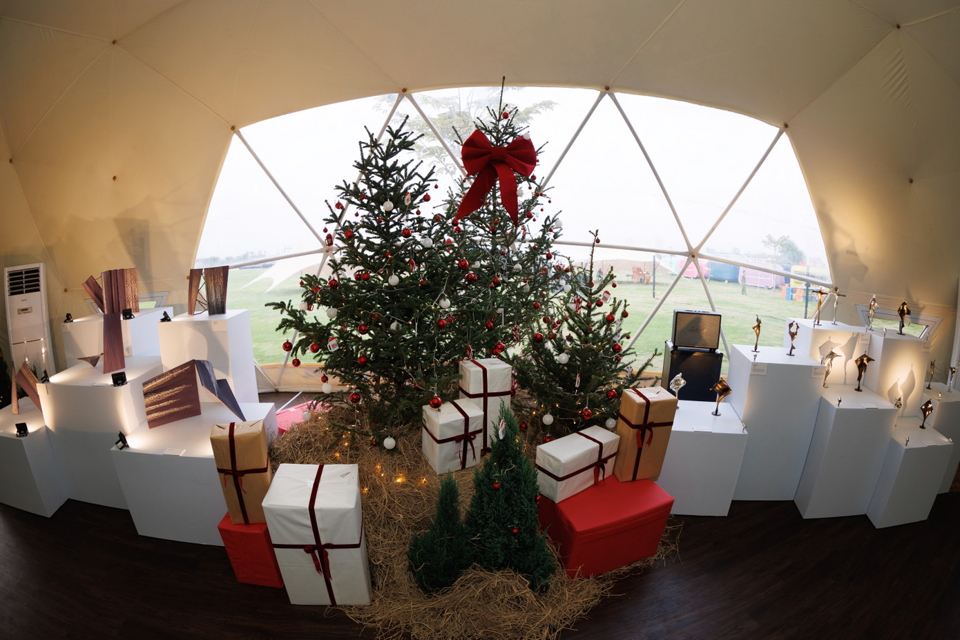 Điểm nhấn đặc biệt tại lễ hội chính là khu vực check-in với hộp quà khổng lồ phát sáng.