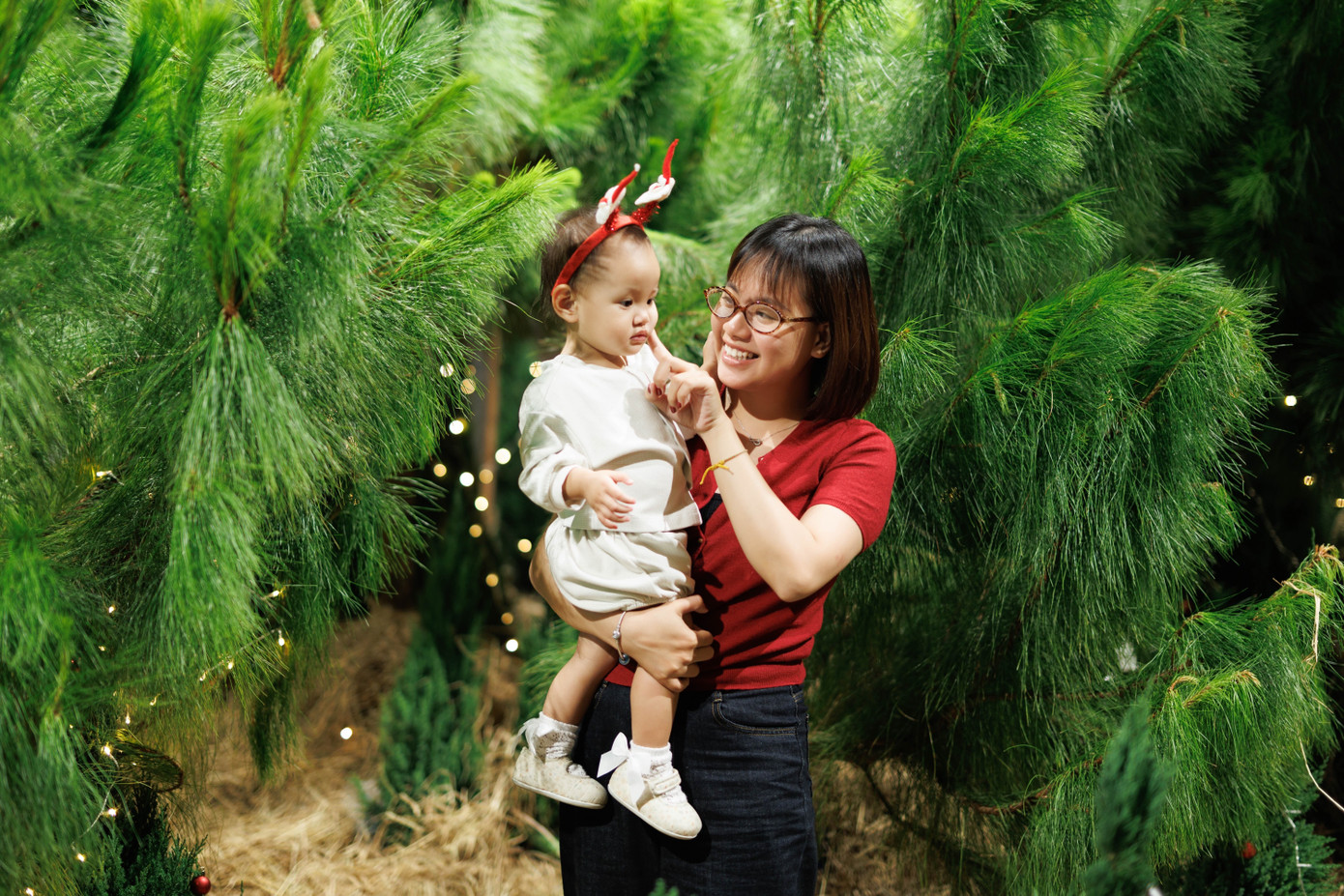 Du khách tới tham quan thích thú chụp ảnh kỷ niệm tại rừng thông.