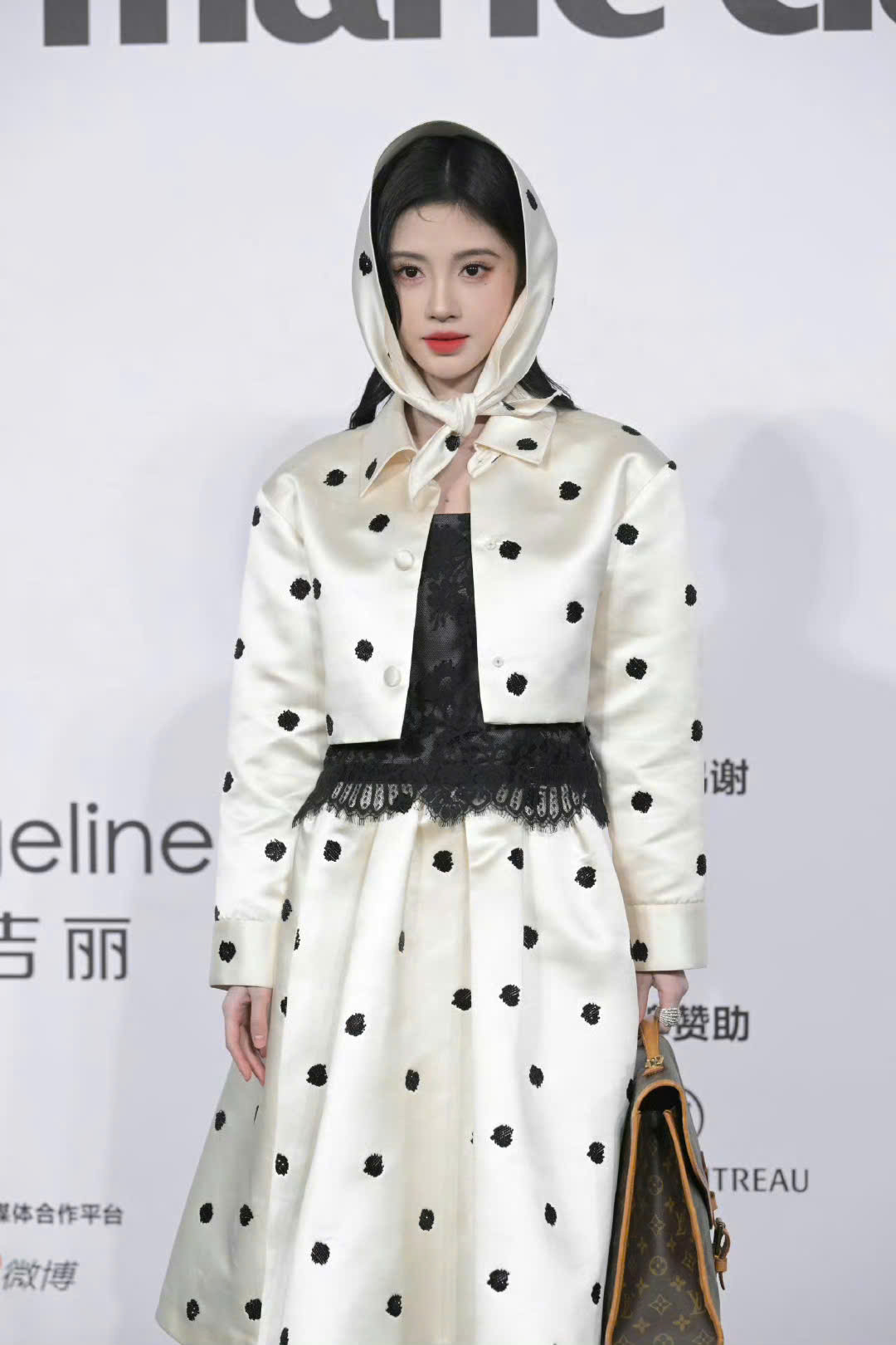 Cúc Tịnh Y là một trong những sao nữ nổi bật nhất tại sự kiện Thịnh Điển Marie Claire. Nữ diễn viên sinh năm 1994 được khen từ cách phối đồ ấn tượng tới nhan sắc xinh đẹp trẻ trung. Cúc Tịnh Y đang đóng chính trong phim cổ trang Nguyệt lân ỷ kỷ, được chuyển thể từ truyện Họa bì trong tiểu thuyết Liêu trai chí dị. Bạn diễn của cô là các sao trẻ Trần Đô Linh, Tăng Thuấn Hy, Điền Gia Thụy. Đây là dự án phim đầu tiên Cúc Tịnh Y nhận sau khi rời khỏi công ty cũ đã gắn bó 10 năm.