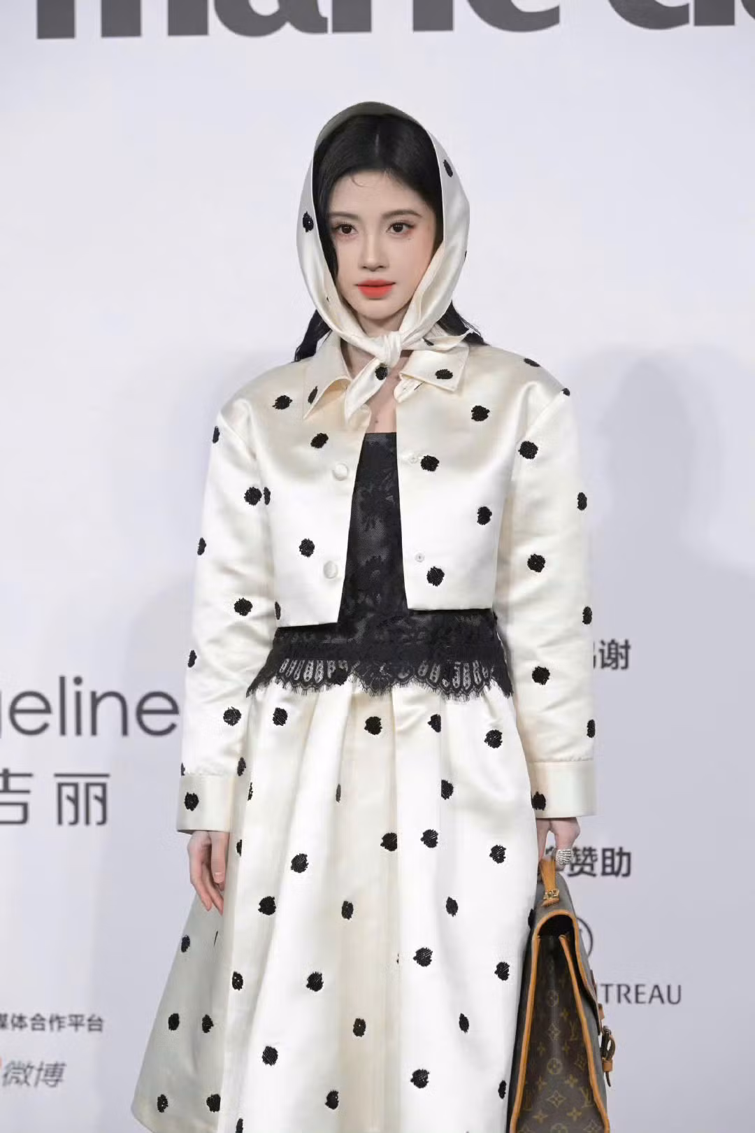 Cúc Tịnh Y là một trong những sao nữ nổi bật nhất tại sự kiện Thịnh Điển Marie Claire. Nữ diễn viên sinh năm 1994 được khen từ cách phối đồ ấn tượng tới nhan sắc xinh đẹp trẻ trung. Cúc Tịnh Y đang đóng chính trong phim cổ trang Nguyệt lân ỷ kỷ, được chuyển thể từ truyện Họa bì trong tiểu thuyết Liêu trai chí dị. Bạn diễn của cô là các sao trẻ Trần Đô Linh, Tăng Thuấn Hy, Điền Gia Thụy. Đây là dự án phim đầu tiên Cúc Tịnh Y nhận sau khi rời khỏi công ty cũ đã gắn bó 10 năm.