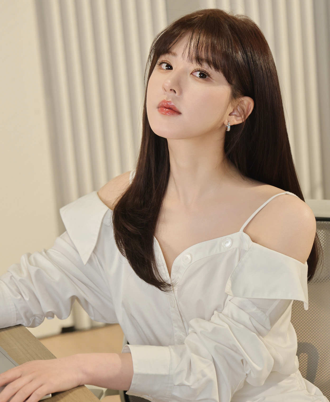 Triệu Lộ Tư thực hiện nhiều cách để mong phim nổi tiếng nhưng không vượt qua được đối thủ. Cô còn bị chê quá coi trọng thành tích.