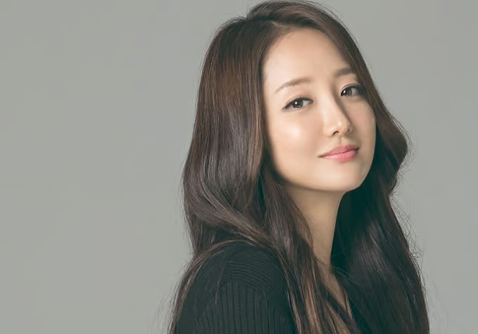 Nữ diễn viên từng tham gia phim điện ảnh Cúa quý huyền thoại. Nữ diễn viên từng tham gia phim điện ảnh Cúa quý huyền thoại.