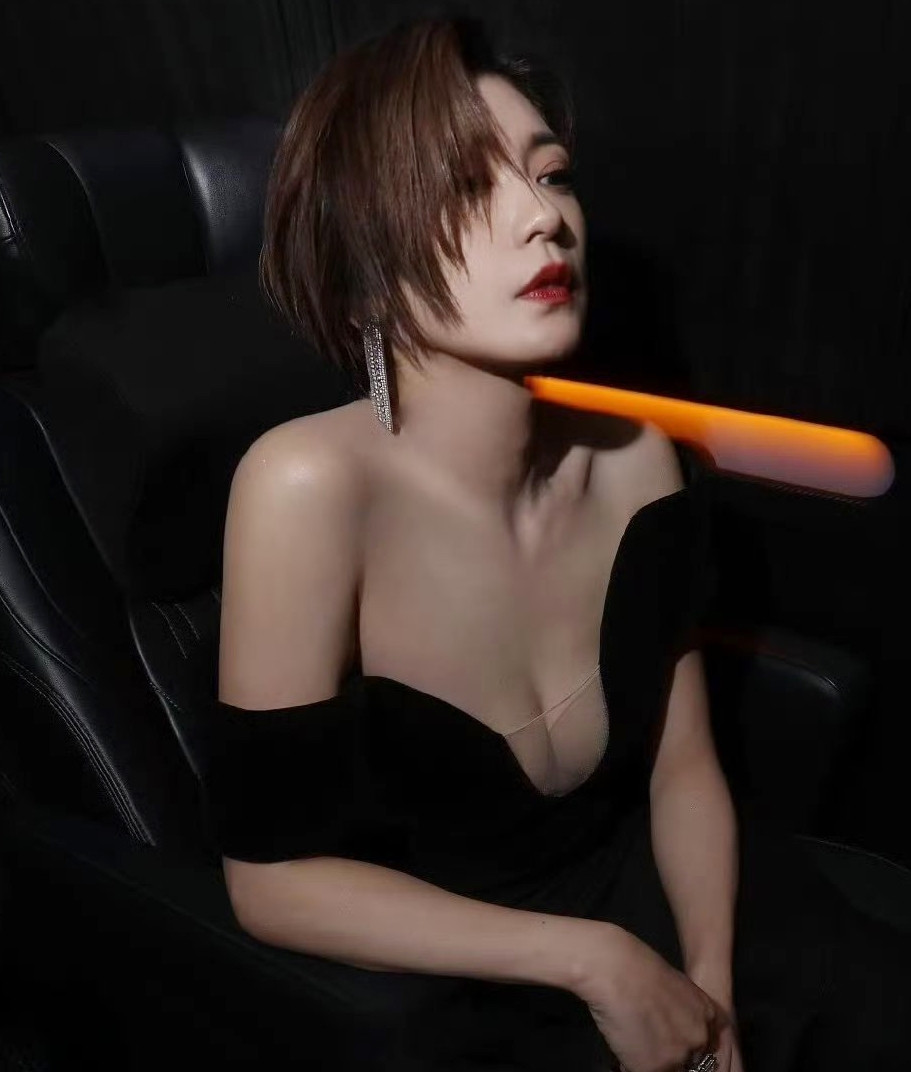 Giả Tịnh Văn khoe sắc ở tuổi 50 trên thảm đỏ lễ trao giải Kim Chung. Giả Tịnh Văn khoe sắc ở tuổi 50 trên thảm đỏ lễ trao giải Kim Chung.