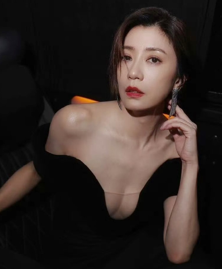 Giả Tịnh Văn khoe sắc ở tuổi 50 trên thảm đỏ lễ trao giải Kim Chung. Giả Tịnh Văn khoe sắc ở tuổi 50 trên thảm đỏ lễ trao giải Kim Chung.