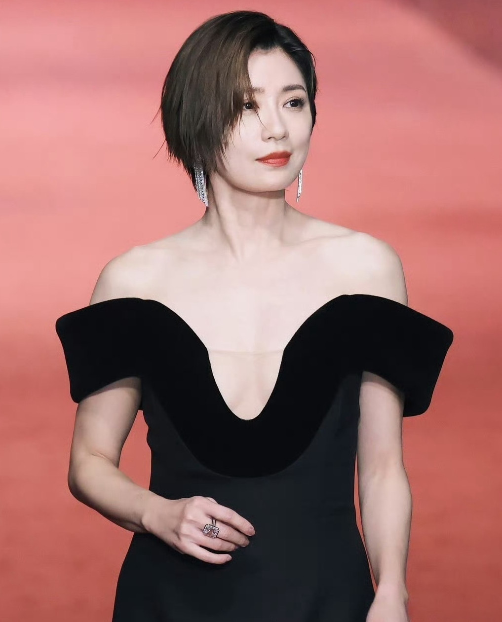 Giả Tịnh Văn khoe sắc ở tuổi 50 trên thảm đỏ lễ trao giải Kim Chung. Giả Tịnh Văn khoe sắc ở tuổi 50 trên thảm đỏ lễ trao giải Kim Chung.