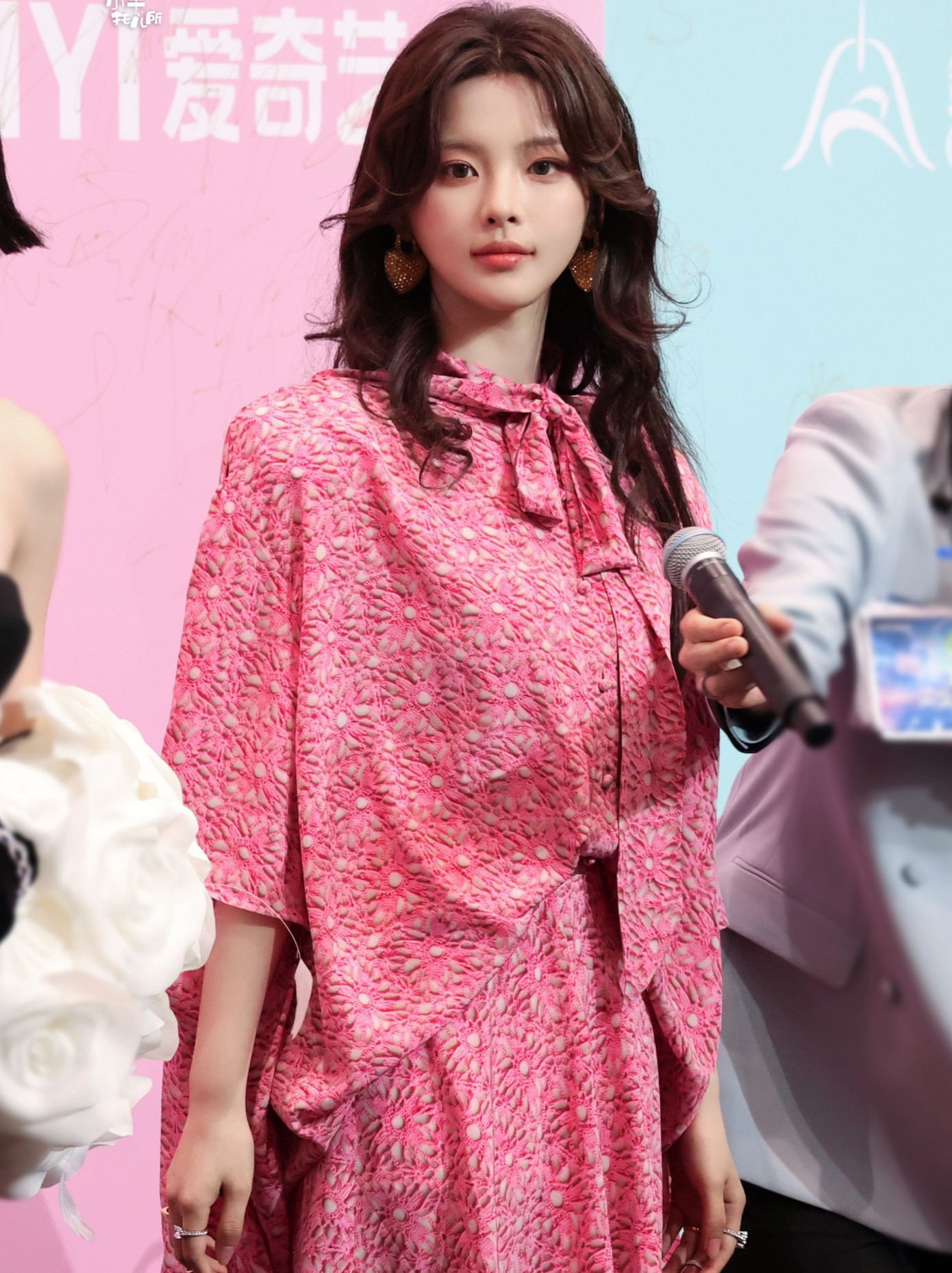 Trái ngược với hai ngôi sao trên có phim thành công trên iQIYi, Dương Siêu Việt được chú ý trong sự kiện nhưng vì cô có phong cách thời trang phá cách gây ra nhiều ý kiến trái chiều. Nữ diễn viên diện thiết kế đầm hồng độn vai của thương hiệu Balenciaga khiến thân hình cô thô hơn. Từ khóa Ai chọn váy cho Dương Siêu Việt có tới 47 triệu lượt đọc vì khán giả tranh cãi cô xấu hay đẹp.