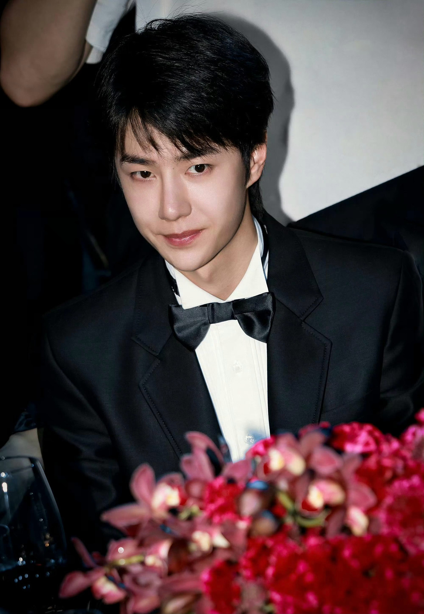 Tối 17/10, Sohu đưa tin một nửa giới giải trí Hoa ngữ đã có mặt tại Thâm Quyến, để tham gia sự kiện Đêm hội thời trang do tạp chí Vogue tổ chức. Vì đây là "Kinh Thánh thời trang" nên nhiều ngôi sao đang hot nhất đã có mặt như Dương Mịch, Lưu Diệc Phi, Lưu Thi Thi, Nghê Ni, Châu Đông Vũ, Trương Tiểu Phỉ, Triệu Lộ Tư, Quan Hiểu Đồng, Châu Dã, Điền Hi Vi, Trần Đô Linh, Lâm Duẫn, Ngu Thư Hân, Kim Thần, Lý Thấm, Cổ Lực Na Trát, Trương Nhược Quân, Cung Tuấn, Vương Hạc Đệ... thậm chí cả nữ thần Hong Kong một thời Lê Tư cũng xuất hiện. Tối 17/10, Sohu đưa tin một nửa giới giải trí Hoa ngữ đã có mặt tại Thâm Quyến, để tham gia sự kiện Đêm hội thời trang do tạp chí Vogue tổ chức. Vì đây là "Kinh Thánh thời trang" nên nhiều ngôi sao đang hot nhất đã có mặt như Dương Mịch, Lưu Diệc Phi, Lưu Thi Thi, Nghê Ni, Châu Đông Vũ, Trương Tiểu Phỉ, Triệu Lộ Tư, Quan Hiểu Đồng, Châu Dã, Điền Hi Vi, Trần Đô Linh, Lâm Duẫn, Ngu Thư Hân, Kim Thần, Lý Thấm, Cổ Lực Na Trát, Trương Nhược Quân, Cung Tuấn, Vương Hạc Đệ... thậm chí cả nữ thần Hong Kong một thời Lê Tư cũng xuất hiện.