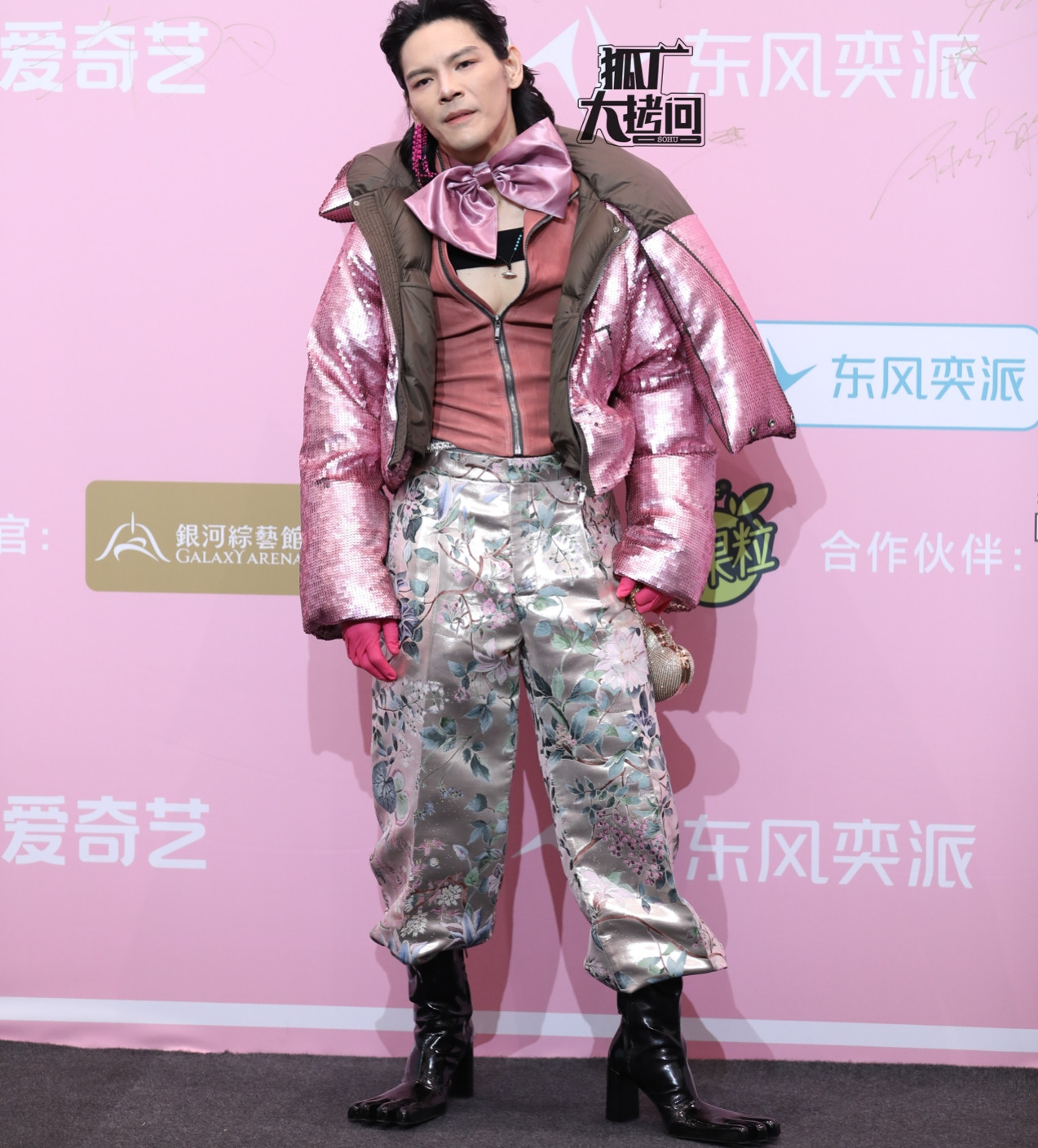 Hướng Tả bị chê mặc lố lăng, Khuất Sở Tiêu kém sắc (hàng trên, phải). Đặng Vi (hàng dưới, trái) đã gần một năm không đóng phim mới. Lưu Vũ Ninh được khen tạo hình hiện đại đẹp hơn cổ trang.