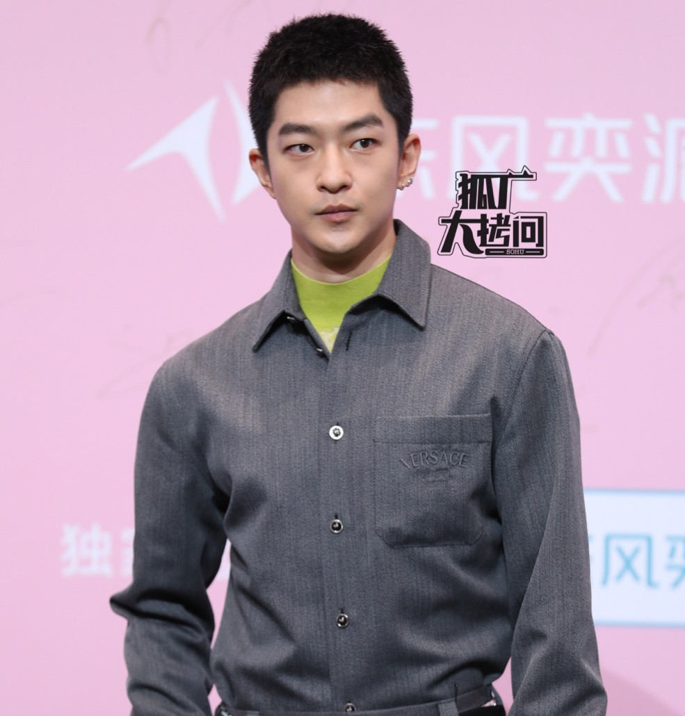 Hướng Tả bị chê mặc lố lăng, Khuất Sở Tiêu kém sắc (hàng trên, phải). Đặng Vi (hàng dưới, trái) đã gần một năm không đóng phim mới. Lưu Vũ Ninh được khen tạo hình hiện đại đẹp hơn cổ trang.