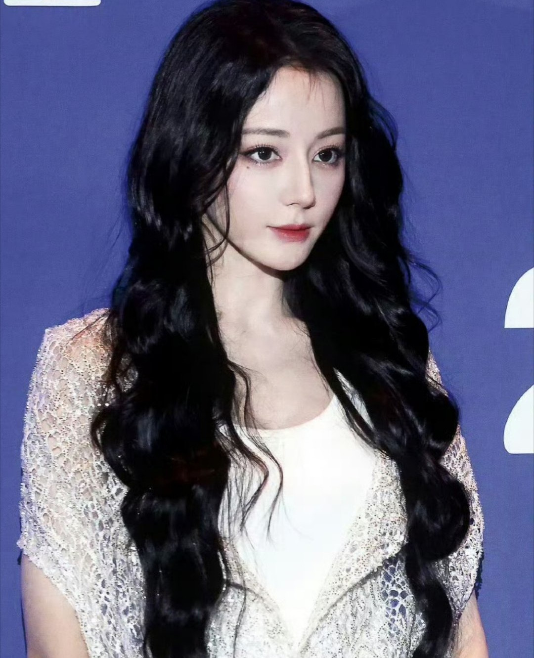 Nhan sắc Địch Lệ Nhiệt Ba được khen đẹp hoàn hảo trong sự kiện.