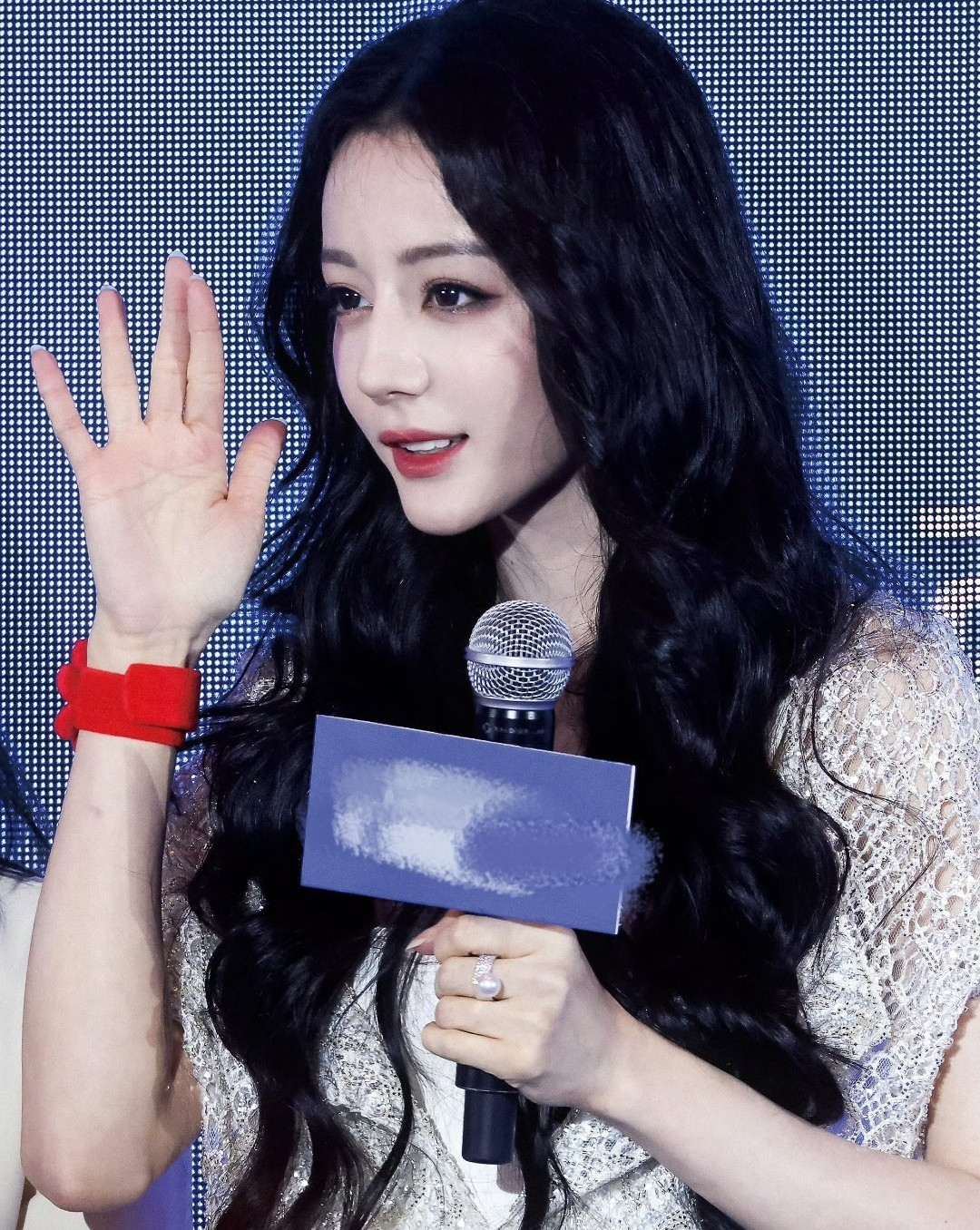 Nhan sắc Địch Lệ Nhiệt Ba được khen đẹp hoàn hảo trong sự kiện.