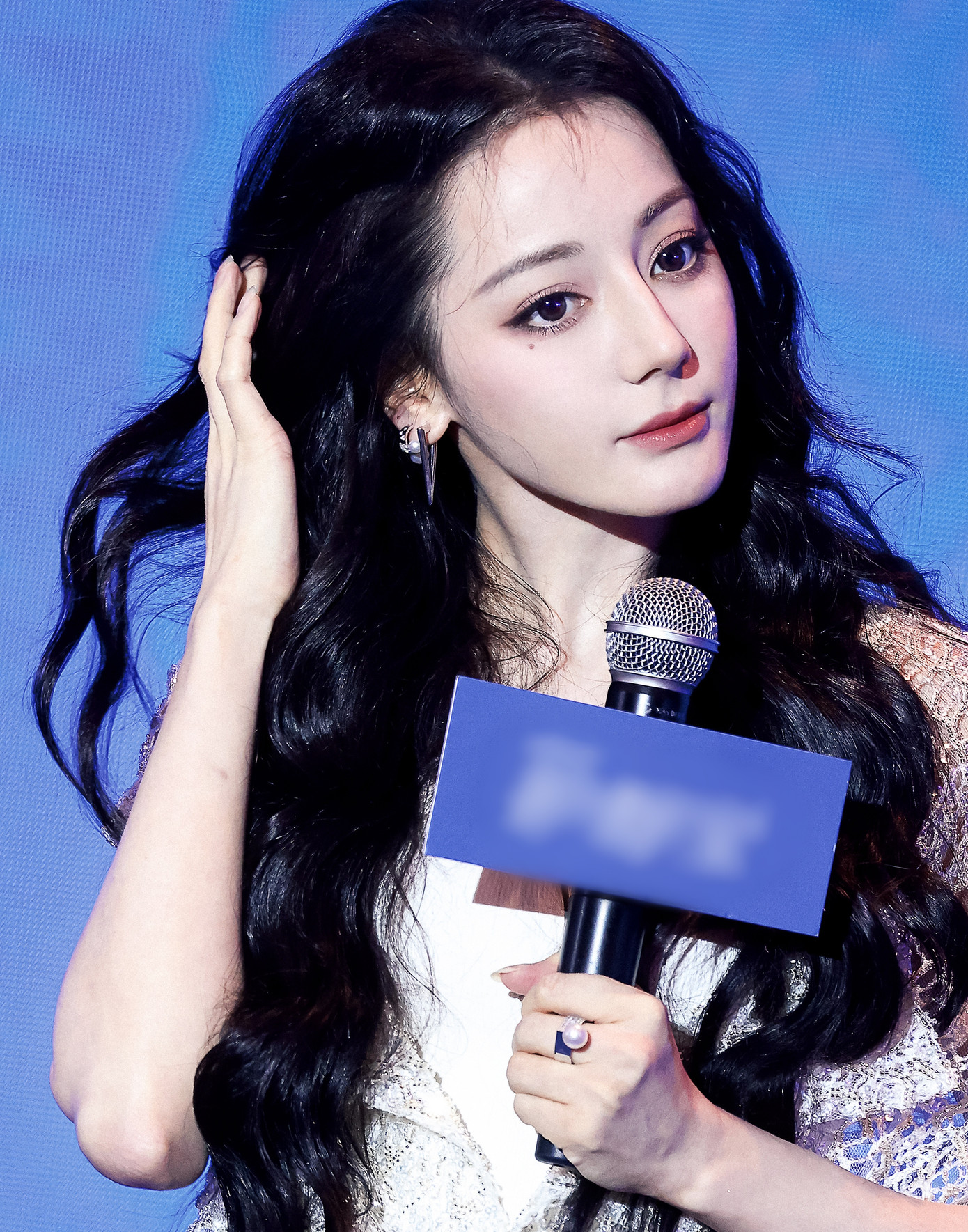 Nhan sắc Địch Lệ Nhiệt Ba được khen đẹp hoàn hảo trong sự kiện.