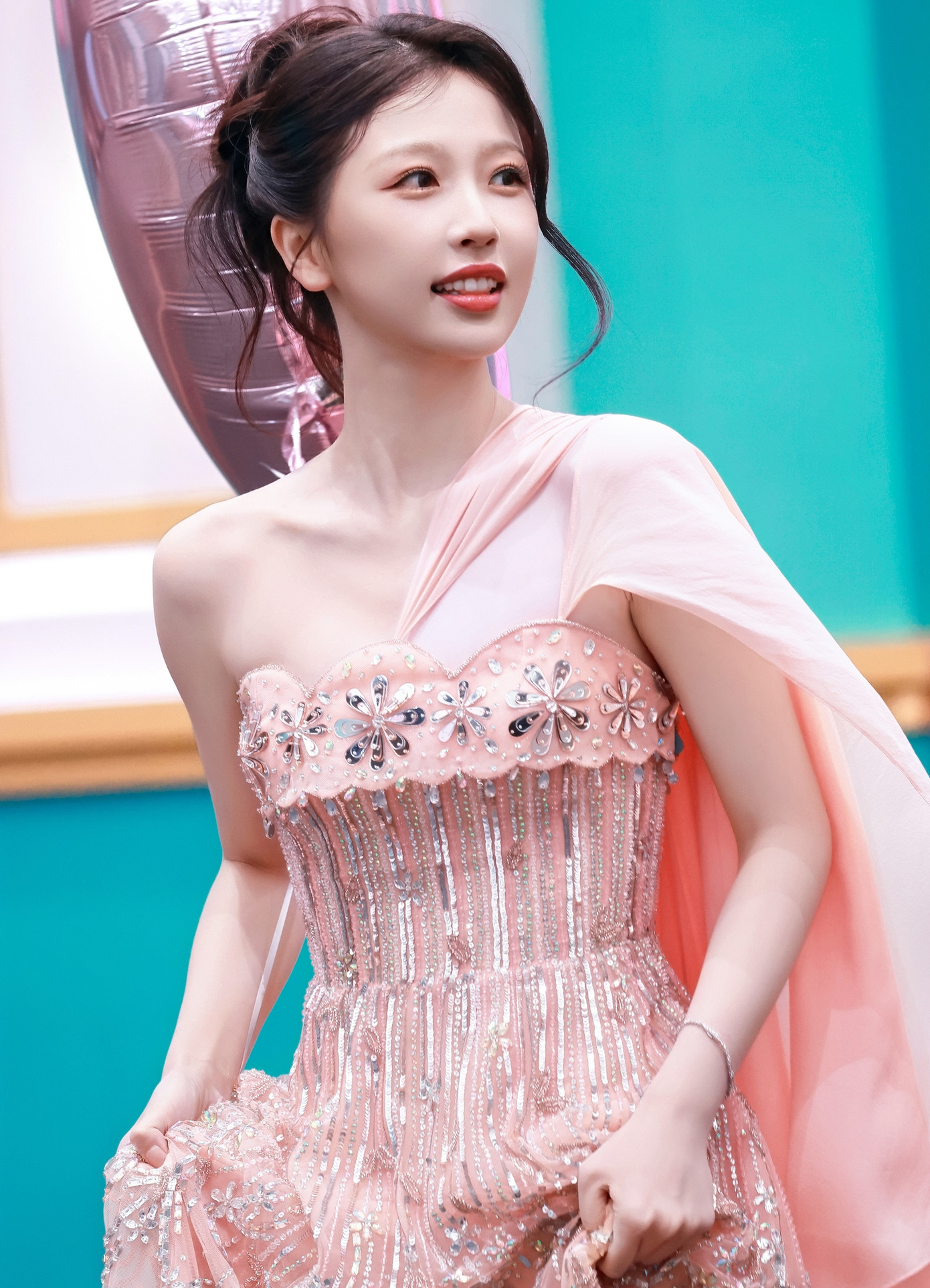 Hai tiểu hoa đán được chú ý nhất trong dàn khách mời là Ngu Thư Hân và Bạch Lộc mỗi người đều tỏa sáng theo phong cách riêng. Trong khi Ngu Thư Hân lựa chọn chiếc váy hồng nhạt ngọt ngào thì Bạch Lộc sang trọng, nữ tính. Trong năm 2023, Ngu Thư Hân đóng chính trong Vân chi vũ là một trong những tác phẩm gây tiếng vang và thu lợi lớn nhất về cho iQiYi. Còn Bạch Lộc sắp có tới 3 phim do nền tảng này sản xuất là Bắc thượng, Bạch nguyệt phạn tinh và Lâm giang tiên.