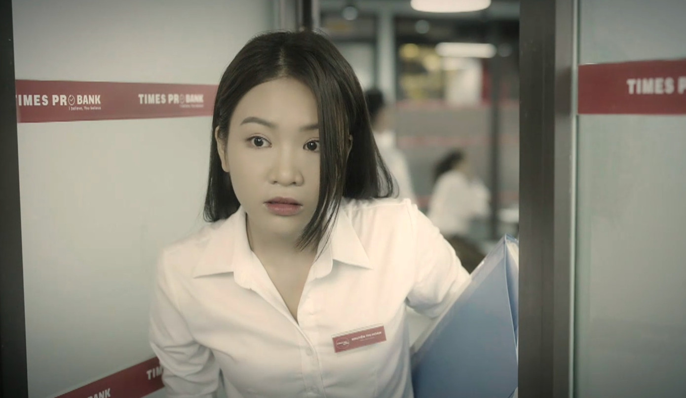 Hoàn không ngại giở thủ đoạn cướp khách hàng của Linh. Hoàn không ngại giở thủ đoạn cướp khách hàng của Linh.