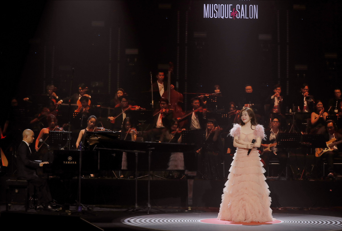 Nữ ca sĩ sinh năm 1992 được mệnh danh là &quot;nàng thơ nhạc Pháp thế hệ mới&quot;.