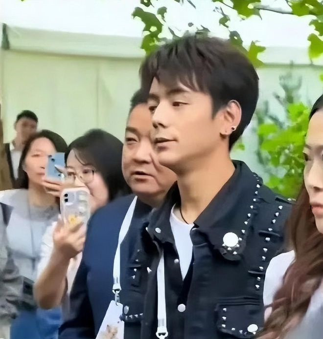 Đinh Chân từng gây tranh cãi với hình ảnh mệt mỏi và việc hút thuốc lá.