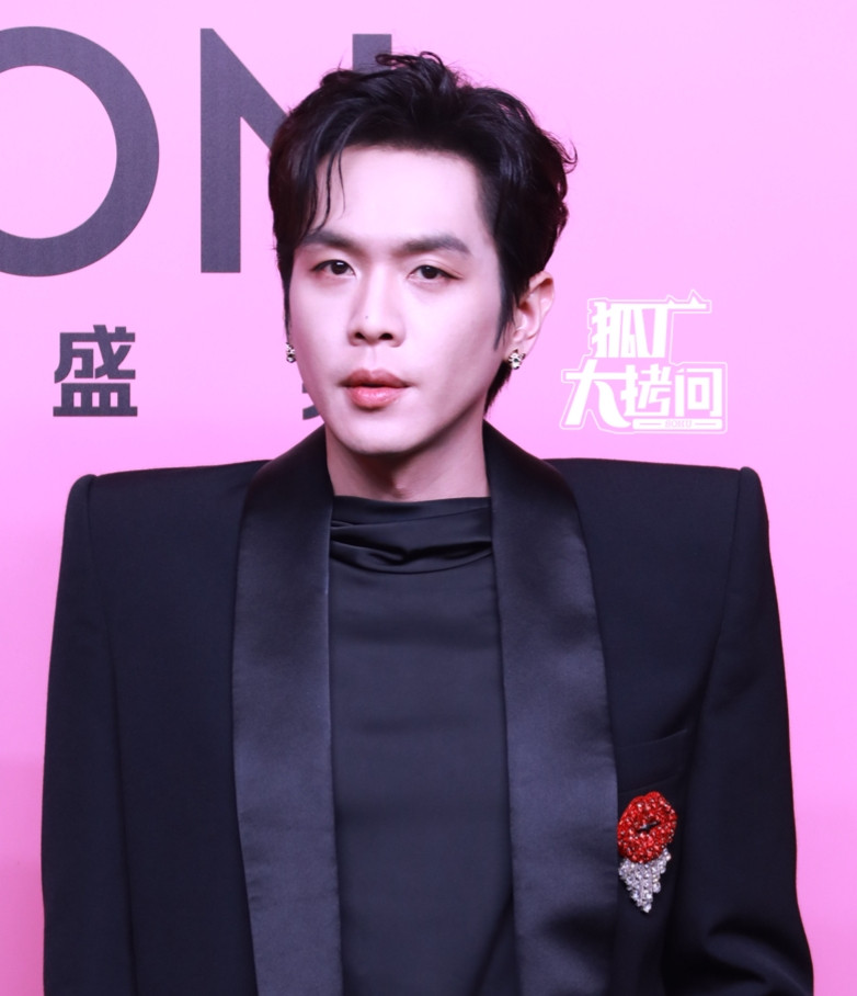 Sự kiện còn có sự tham dự của các nghệ sĩ như Vương Tinh Việt, Trương Nhược Quân, Trương Lăng Hách, Đàn Kiện Thứ (từ trái sang phải). Sự kiện còn có sự tham dự của các nghệ sĩ như Vương Tinh Việt, Trương Nhược Quân, Trương Lăng Hách, Đàn Kiện Thứ (từ trái sang phải).