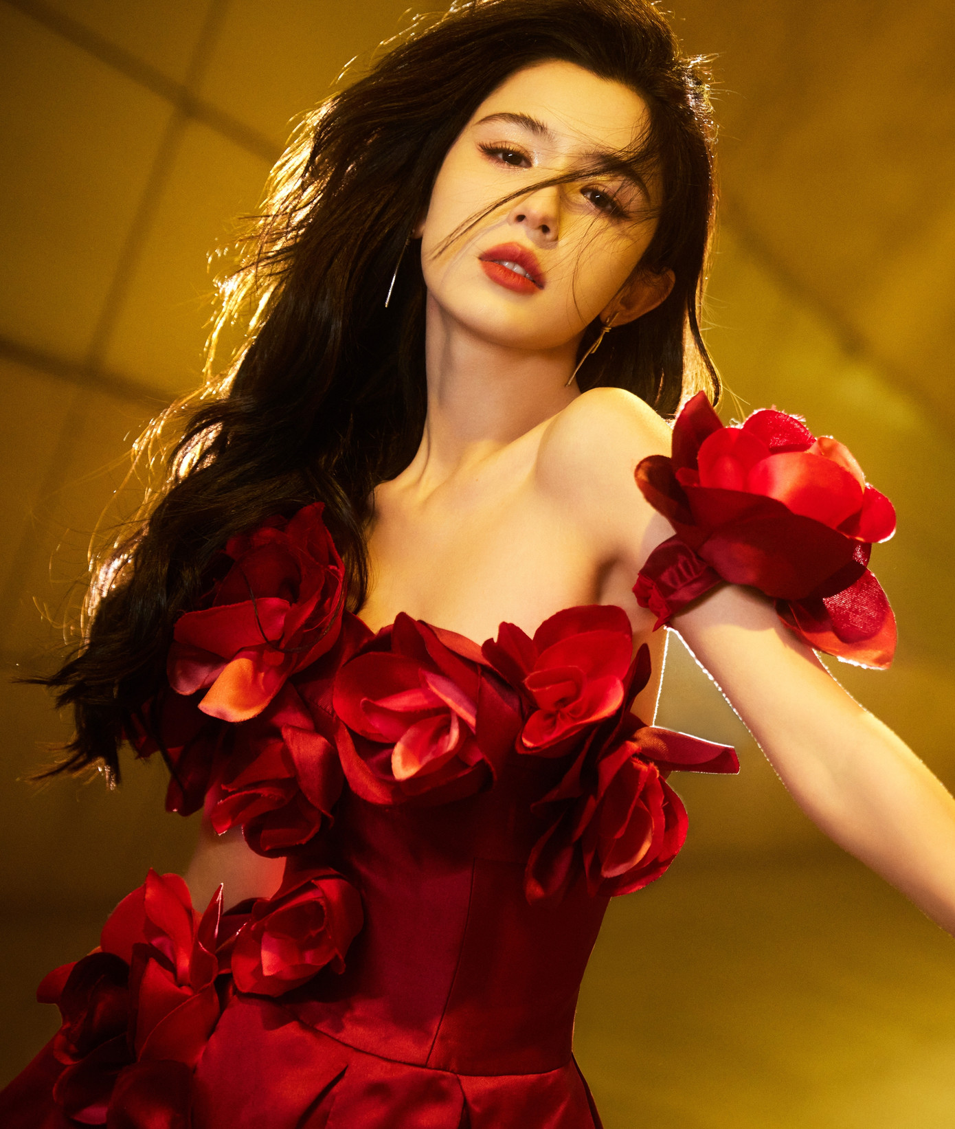 Cáp Ni Khắc Tư có ngoại hình đẹp, khả năng diễn xuất tốt hơn Địch Lệ Nhiệt Ba hay Cổ Lực Na Trát nhưng không thể bật lên vì vướng scandal. Cáp Ni Khắc Tư có ngoại hình đẹp, khả năng diễn xuất tốt hơn Địch Lệ Nhiệt Ba hay Cổ Lực Na Trát nhưng không thể bật lên vì vướng scandal.