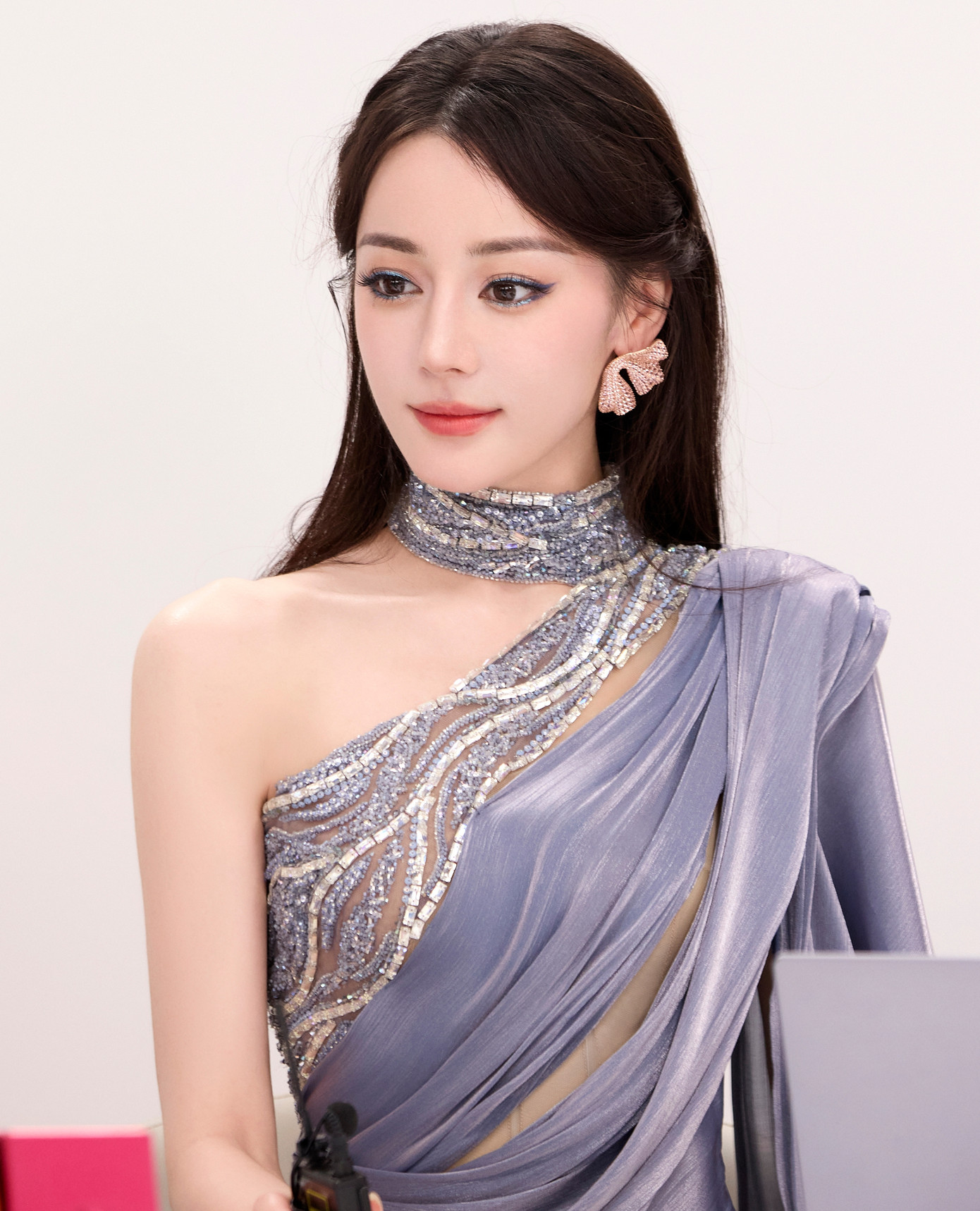 Bên cạnh đó, QQ nhận xét người hâm mộ của Địch Lệ Nhiệt Ba lo lắng bởi hiệu quả chiếu các phim của mỹ nhân Tân Cương vài năm gần đây không tốt. Trong khi các đồng nghiệp cùng lứa như Dương Tử, Bạch Lộc, Triệu Lộ Tư, thậm chí Cúc Tịnh Y, Ngô Cẩn Ngôn liên tiếp có tác phẩm gây tiếng vang, Địch Lệ Nhiệt Ba không chỉ bị chê diễn kém mà có phim thất bại liên tục như Ngự Giao Ký, Công tố tinh anh, An Lạc truyện...