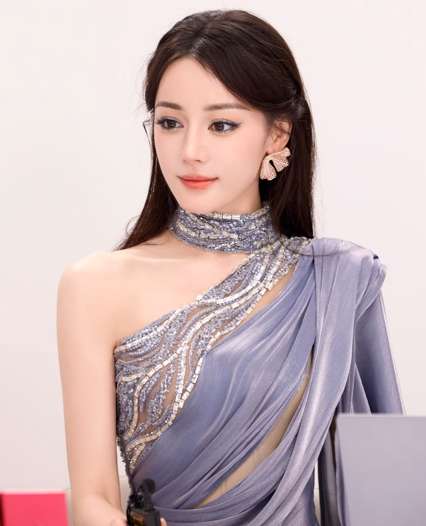 Bên cạnh đó, QQ nhận xét người hâm mộ của Địch Lệ Nhiệt Ba lo lắng bởi hiệu quả chiếu các phim của mỹ nhân Tân Cương vài năm gần đây không tốt. Trong khi các đồng nghiệp cùng lứa như Dương Tử, Bạch Lộc, Triệu Lộ Tư, thậm chí Cúc Tịnh Y, Ngô Cẩn Ngôn liên tiếp có tác phẩm gây tiếng vang, Địch Lệ Nhiệt Ba không chỉ bị chê diễn kém mà có phim thất bại liên tục như Ngự Giao Ký, Công tố tinh anh, An Lạc truyện...