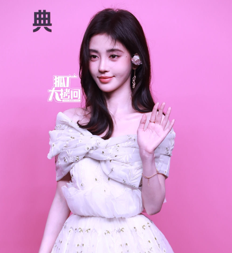 Cổ Lực Na Trát tự làm mất điểm nhan sắc khi đội mái tóc giả ngắn. Nữ diễn viên cũng bị chê gầy khi mặc việc đầm lụa của thương hiệu thời trang Việt Joli Poli. Cúc Tịnh Y cũng không được đánh giá cao với bộ váy rườm rà, nhạt màu cùng cách trang điểm thiếu điểm nhấn. Cổ Lực Na Trát tự làm mất điểm nhan sắc khi đội mái tóc giả ngắn. Nữ diễn viên cũng bị chê gầy khi mặc việc đầm lụa của thương hiệu thời trang Việt Joli Poli. Cúc Tịnh Y cũng không được đánh giá cao với bộ váy rườm rà, nhạt màu cùng cách trang điểm thiếu điểm nhấn.