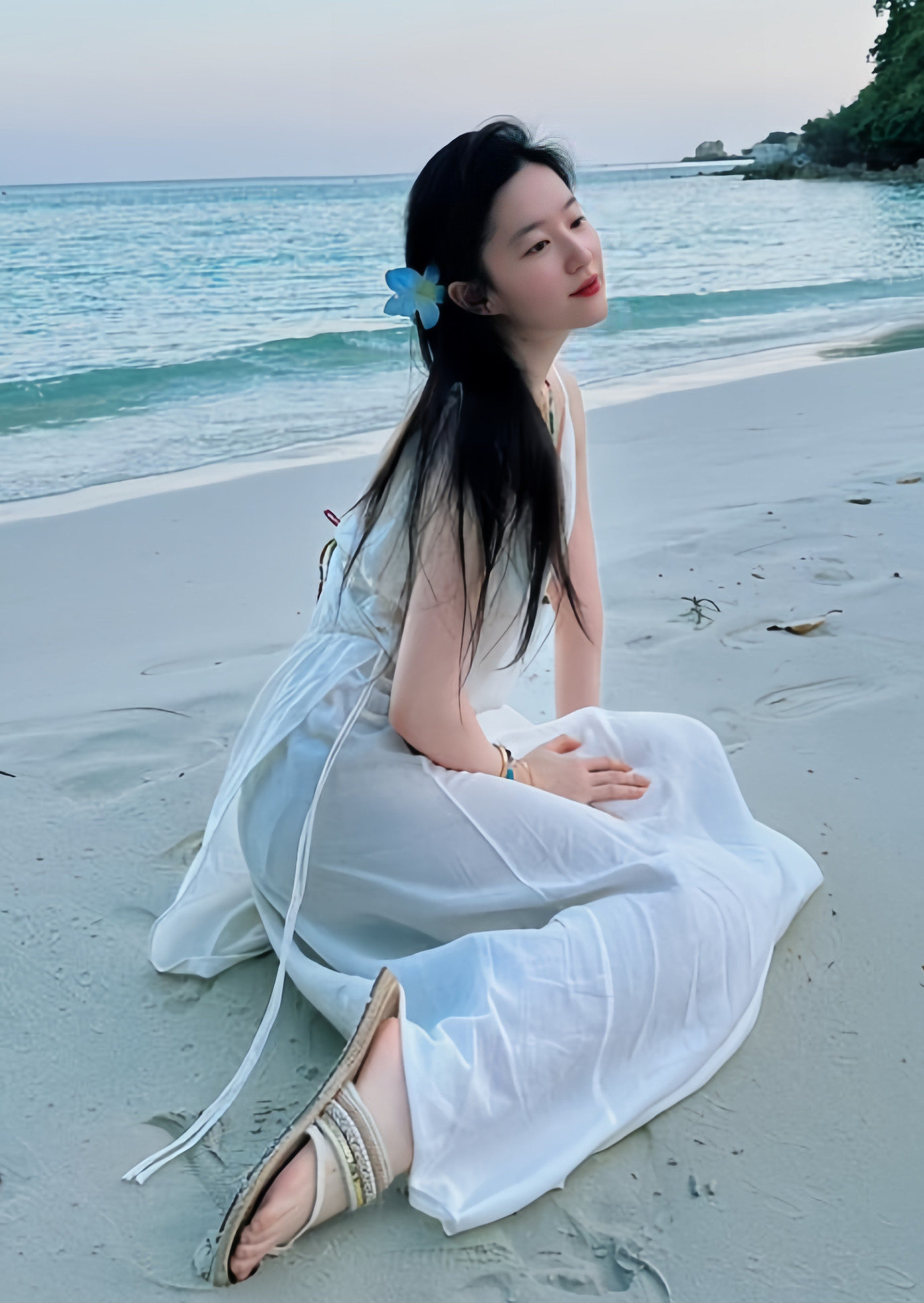 Lưu Diệc Phi khoe ảnh đi nghỉ dưỡng tại Thái Lan. Nữ diễn viên để mặt mộc, khoe làn da trắng sứ. Lưu Diệc Phi khoe ảnh đi nghỉ dưỡng tại Thái Lan. Nữ diễn viên để mặt mộc, khoe làn da trắng sứ.