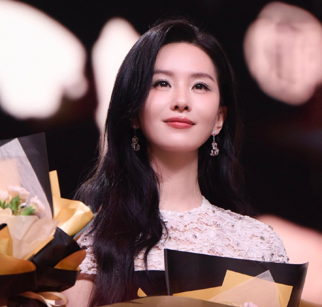 Lưu Thi Thi nhận giải Nữ hoàng của Đêm hội Gào Thét do iQiYi tổ chức, trao cho các tác phẩm mà nền tảng này tự sản xuất. Lưu Thi Thi nhận giải Nữ hoàng của Đêm hội Gào Thét do iQiYi tổ chức, trao cho các tác phẩm mà nền tảng này tự sản xuất.