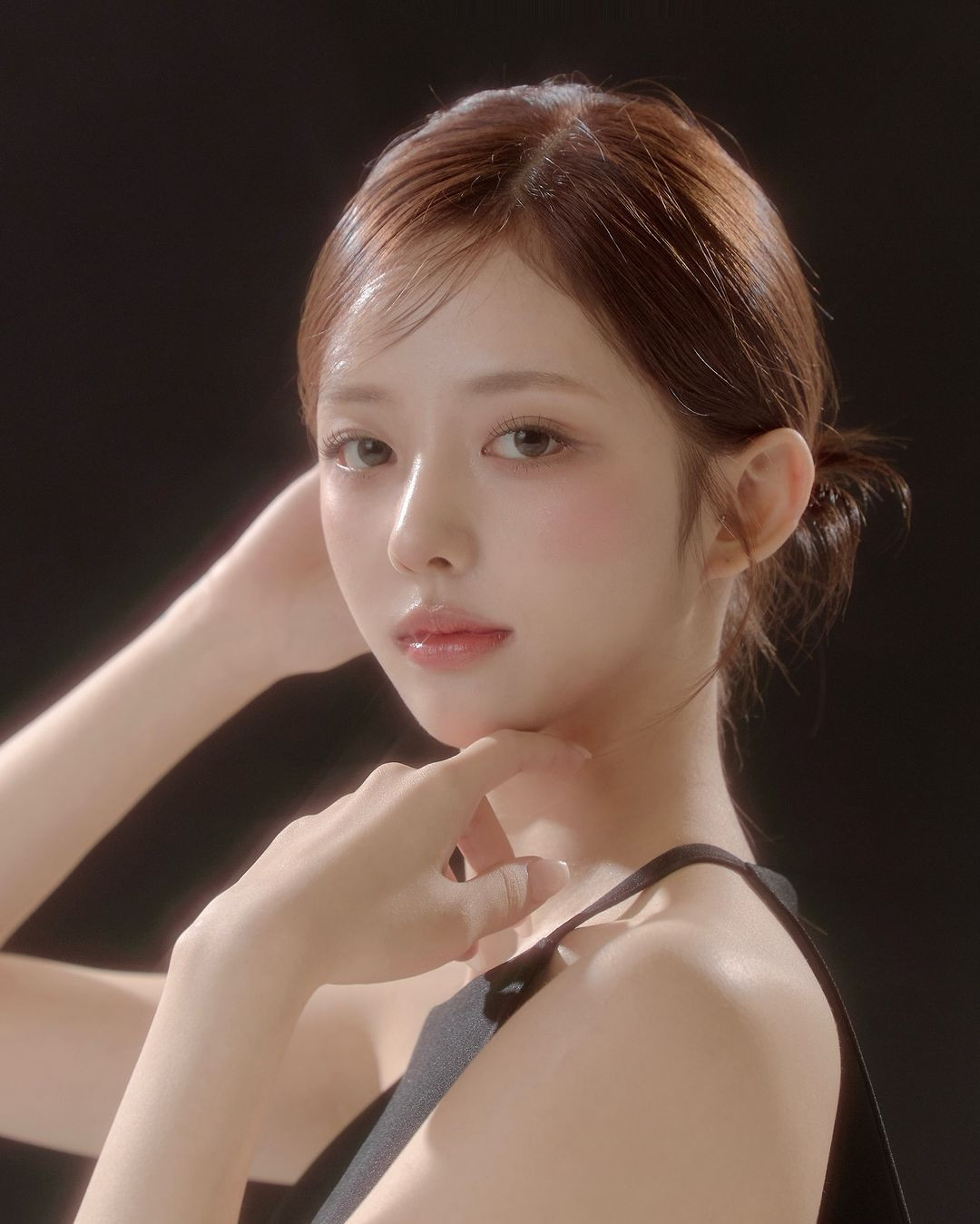 Jo Yeri bị tấn công vì sống một mình. Jo Yeri bị tấn công vì sống một mình.