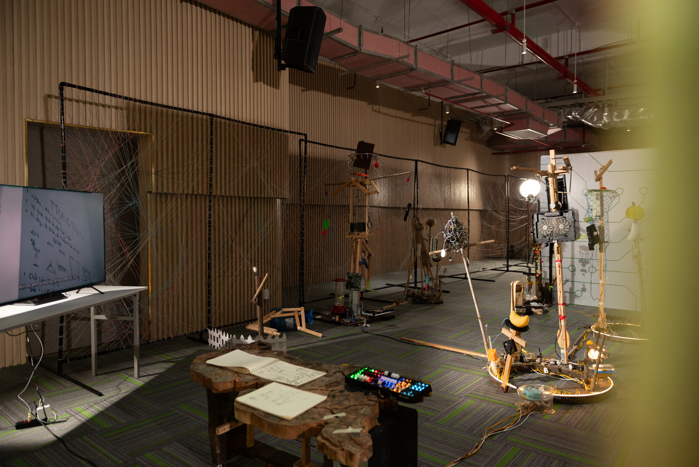 Hình ảnh tại khu cực Mạch sống của triển lãm Dòng Dòng Mạch Mạch. Nhiều thiết bị điện tử hết hạn sử dụng đã được làm "sống dậy" theo các cách khác nhau.