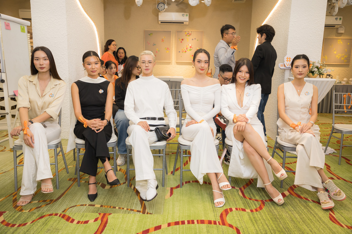 Dàn người đẹp tham gia chương trình tập huấn chống bạo lực với nữ giới.