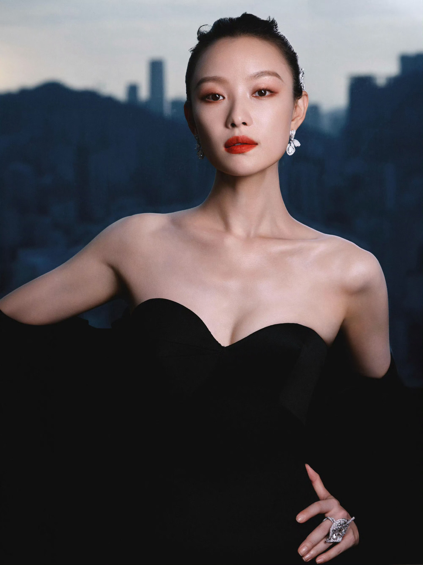 Lưu Thi Thi và Nghê Ni cũng thuộc nhóm tiểu hoa đán sinh sau năm 1985 từng thống trị làng giải trí Hoa ngữ. Tuy nhiên, độ nổi tiếng và được truyền thông của cả hai không còn cao như xưa. Dẫu vậy, hai người đẹp được đánh giá là có khí chất và ngoại hình lấn át các đàn em cùng tham gia sự kiện. Lưu Thi Thi và Nghê Ni cũng thuộc nhóm tiểu hoa đán sinh sau năm 1985 từng thống trị làng giải trí Hoa ngữ. Tuy nhiên, độ nổi tiếng và được truyền thông của cả hai không còn cao như xưa. Dẫu vậy, hai người đẹp được đánh giá là có khí chất và ngoại hình lấn át các đàn em cùng tham gia sự kiện.