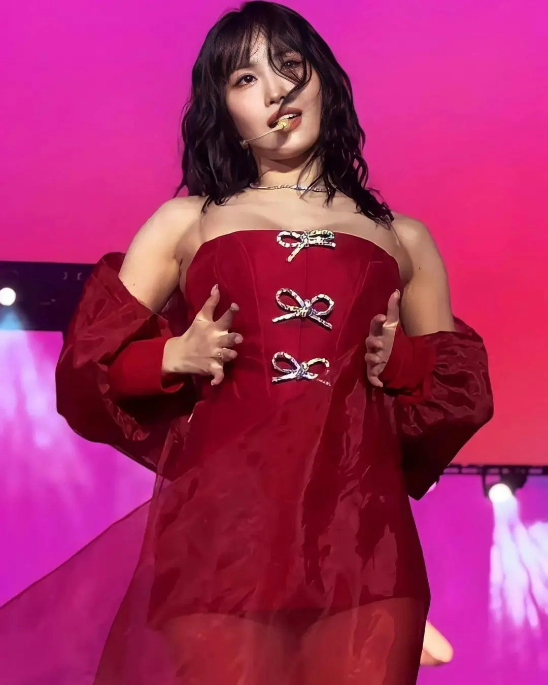 Các ca sĩ Kpop như Jennie (BLACKPINK), Miyeon ((G)I-DLE), Sandara Park (2NE1), Momo (Twice) từng mặc trang phục của thương hiệu Việt. Các ca sĩ Kpop như Jennie (BLACKPINK), Miyeon ((G)I-DLE), Sandara Park (2NE1), Momo (Twice) từng mặc trang phục của thương hiệu Việt.