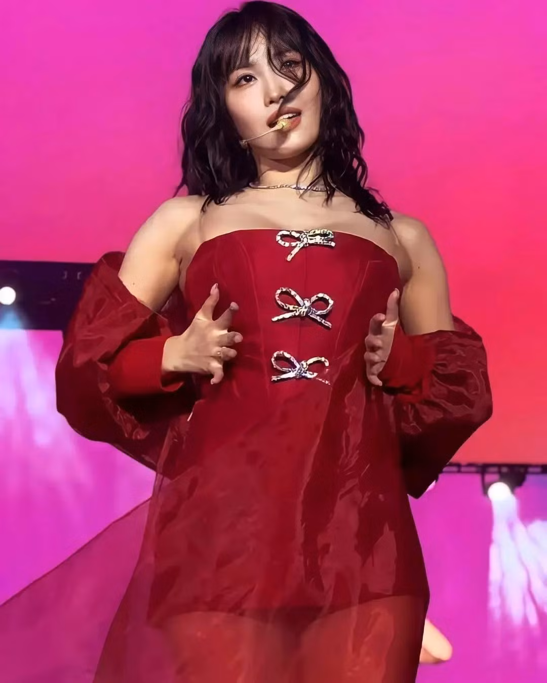 Các ca sĩ Kpop như Jennie (BLACKPINK), Miyeon ((G)I-DLE), Sandara Park (2NE1), Momo (Twice) từng mặc trang phục của thương hiệu Việt.