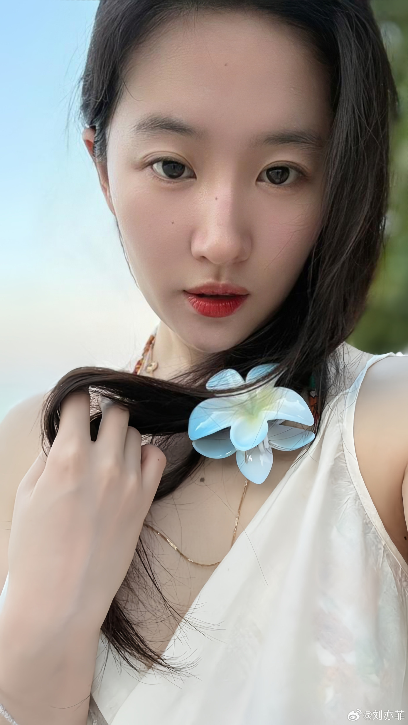 Tại Trung Quốc, Lưu Diệc Phi là biểu tượng của sắc đẹp tự nhiên. Thậm chí, tên của cô còn trở thành tính từ để chỉ vẻ đẹp nổi bật. Tại Trung Quốc, Lưu Diệc Phi là biểu tượng của sắc đẹp tự nhiên. Thậm chí, tên của cô còn trở thành tính từ để chỉ vẻ đẹp nổi bật.