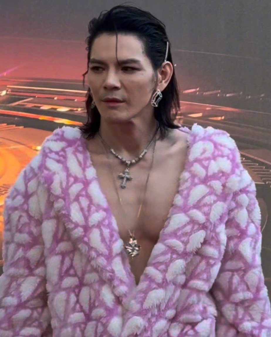 Phong cách thời trang gây tranh cãi của Hướng Tả trong sự kiện.