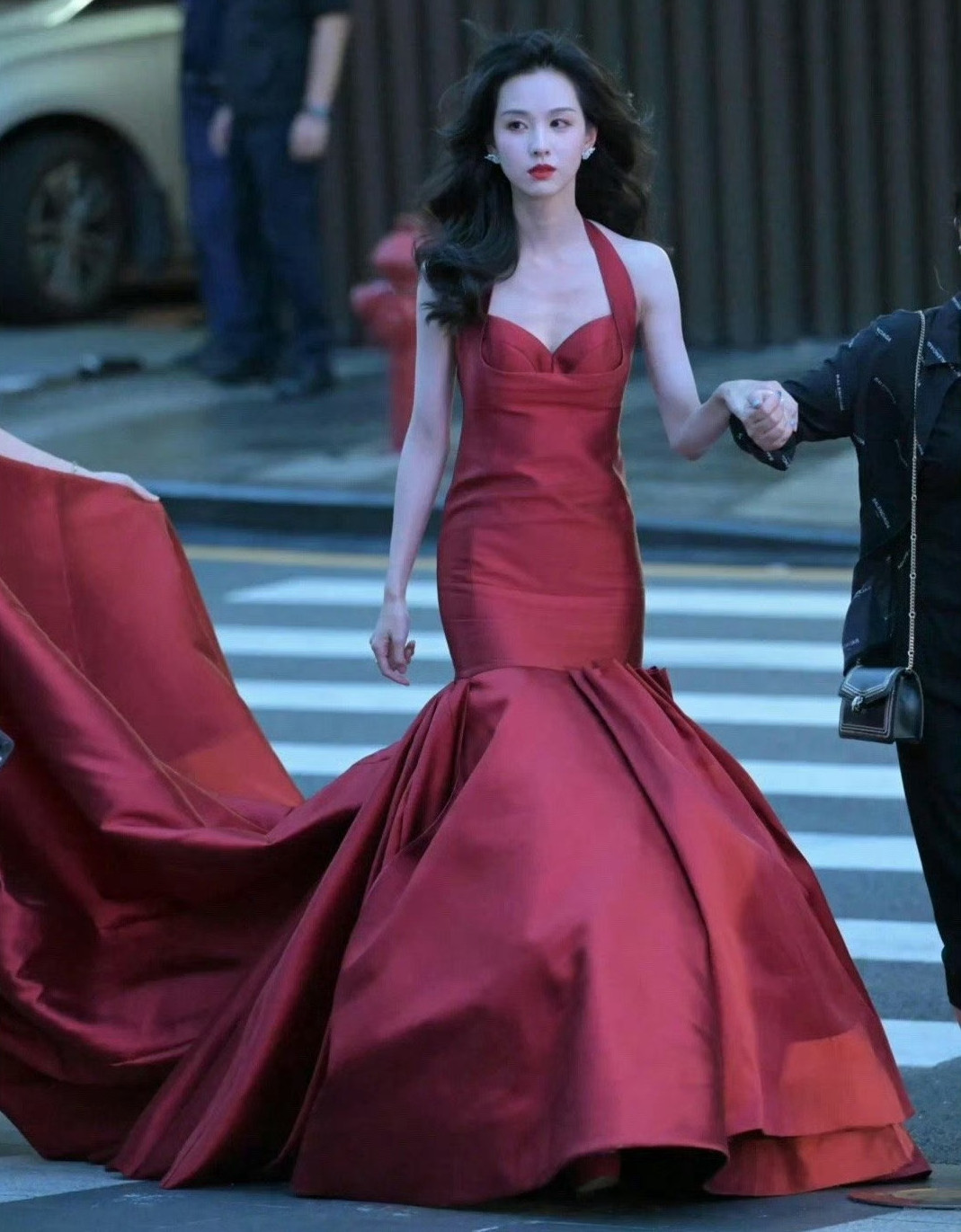 Trần Đô Linh được khen đẹp tựa các mỹ nhân Hong Kong xưa với chiếc đầm đuôi cá màu đỏ gợi cảm và bí ẩn. Tuy nhiên, do nữ diễn viên từng mặc phong cách này trong sự kiện trước đó nên cô cũng bị đánh giá là an toàn. Trần Đô Linh được khen đẹp tựa các mỹ nhân Hong Kong xưa với chiếc đầm đuôi cá màu đỏ gợi cảm và bí ẩn. Tuy nhiên, do nữ diễn viên từng mặc phong cách này trong sự kiện trước đó nên cô cũng bị đánh giá là an toàn.