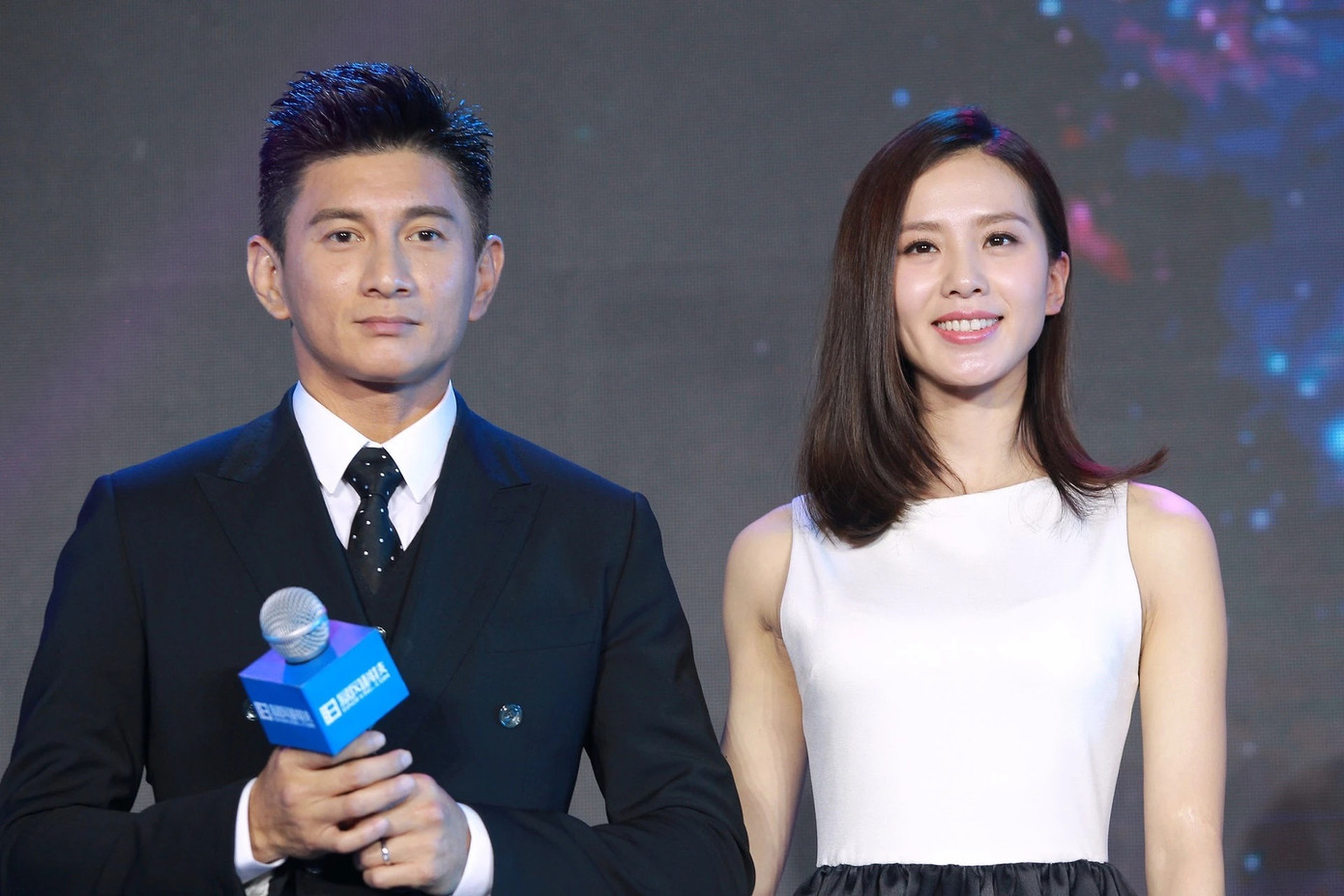 Ngô Kỳ Long và Lưu Thi Thi vướng tin ly hôn nhưng cả hai không phủ nhận. Ngô Kỳ Long và Lưu Thi Thi vướng tin ly hôn nhưng cả hai không phủ nhận.