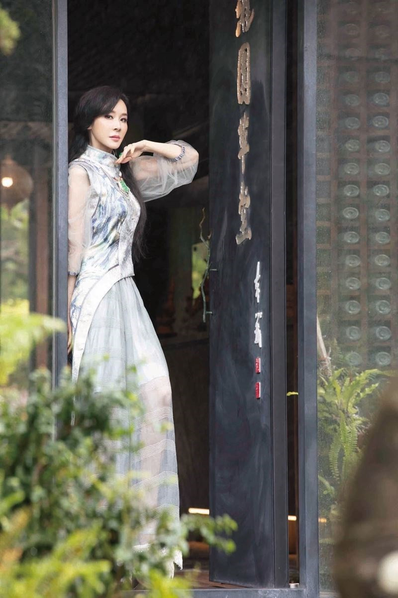 Diễn viên độc thân sau những mối tình sóng gió với các người tình đại gia như Tào Hưng Thanh và Lâm Kim Long. Diễn viên độc thân sau những mối tình sóng gió với các người tình đại gia như Tào Hưng Thanh và Lâm Kim Long.