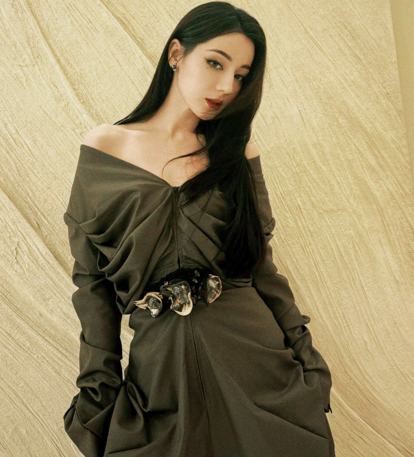 Theo đó, một cảnh hậu trường cho thấy Địch Lệ Nhiệt Ba đã phàn nàn với nhân viên trang điểm rằng môi của cô bị đánh quá đậm, phần trang điểm khiến Nhiệt Ba nhìn kém đẹp, nghiệp dư không hợp khi đóng phim. Tuy nhiên, nhân viên trang điểm phớt lờ. Do đó, fan cho rằng Nhiệt Ba đang bị chính đoàn phim bắt nạt.