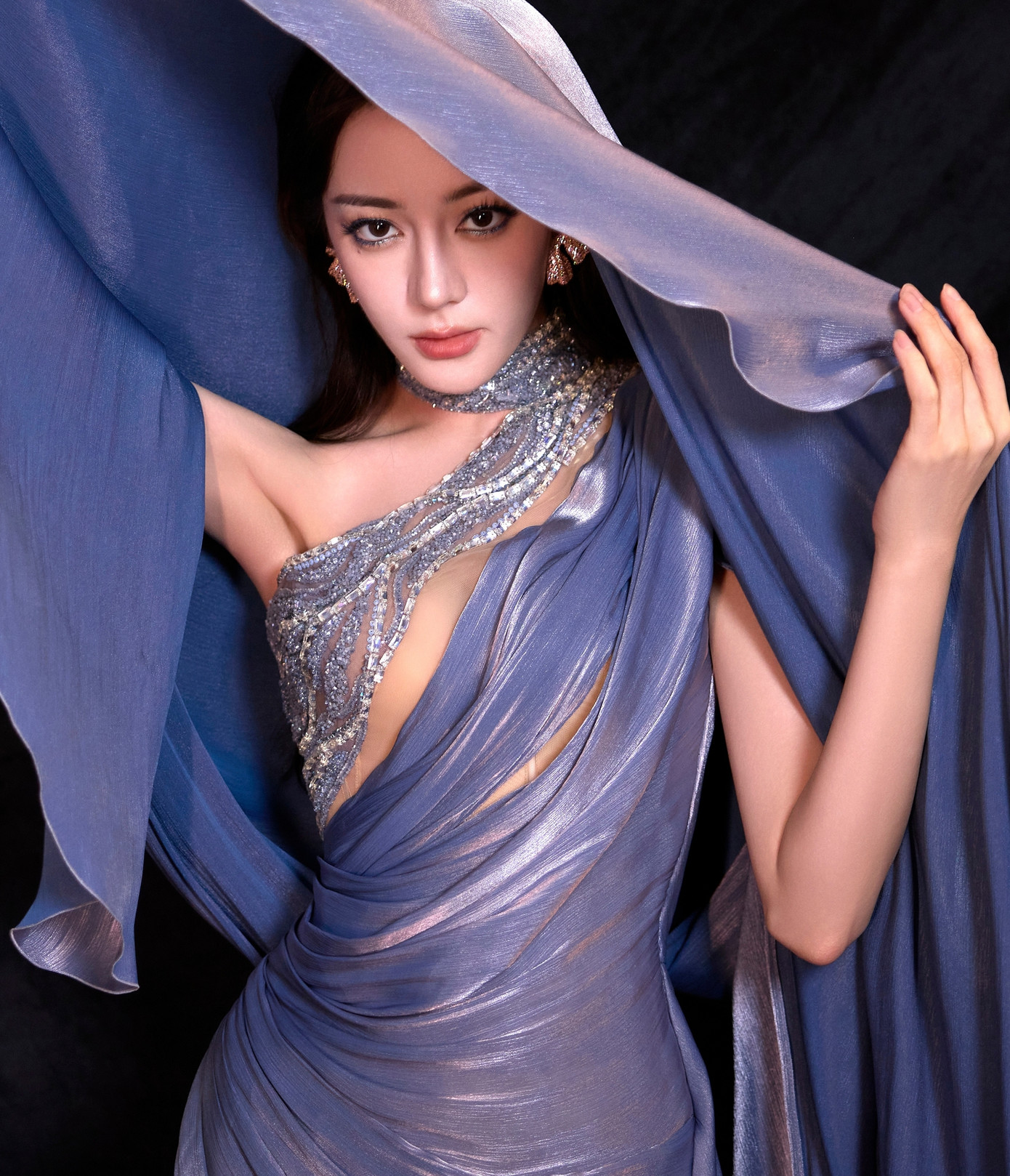 Bên cạnh đó, QQ nhận xét người hâm mộ của Địch Lệ Nhiệt Ba lo lắng bởi hiệu quả chiếu các phim của mỹ nhân Tân Cương vài năm gần đây không tốt. Trong khi các đồng nghiệp cùng lứa như Dương Tử, Bạch Lộc, Triệu Lộ Tư, thậm chí Cúc Tịnh Y, Ngô Cẩn Ngôn liên tiếp có tác phẩm gây tiếng vang, Địch Lệ Nhiệt Ba không chỉ bị chê diễn kém mà có phim thất bại liên tục như Ngự Giao Ký, Công tố tinh anh, An Lạc truyện...