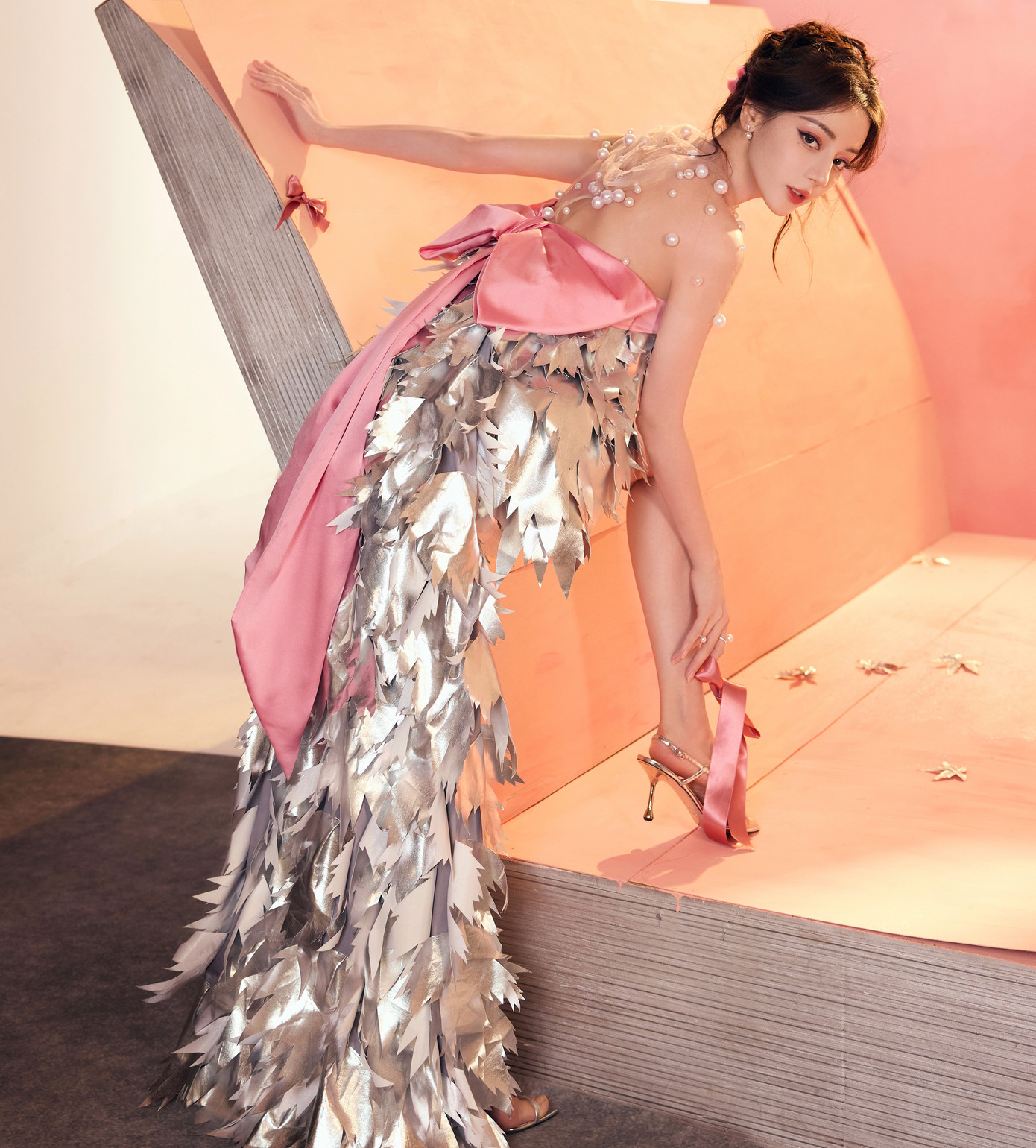 Hiện tại, Địch Lệ Nhiệt Ba đang tham gia dự án cổ trang Mộ Tư Từ đóng cùng đàn em Trần Phi Vũ. Đây là bộ phim có chi phí sản xuất lớn, trong đó bạn diễn Trần Phi Vũ là con trai của đạo diễn nổi danh Trần Khải Ca. Tuy nhiên, dự án này gặp nhiều tranh cãi liên quan tới tạo hình của Địch Lệ Nhiệt Ba.