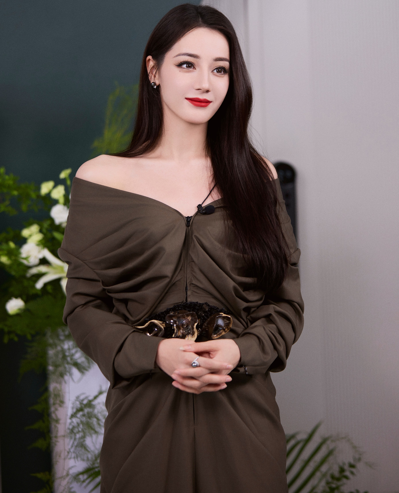 Trước đó, người hâm mộ của Địch Lệ Nhiệt Ba cũng chỉ trích nhà tạo hình Hoàng Vi vì thiết kế những bộ trang phục kém đẹp, già dặn quá mức cho nữ diễn viên. Khi sự bất mãn lên cao, fan của Địch Lệ Nhiệt Ba tuyên bố không ủng hộ dự án Mộ Tư Từ cho đến khi đoàn phim xin lỗi Địch Lệ Nhiệt Ba và chỉnh sửa tạo hình. Sau đó, hơn 50.000 người hâm mộ Địch Lệ Nhiệt Ba đã bỏ theo dõi trang weibo của đoàn phim.