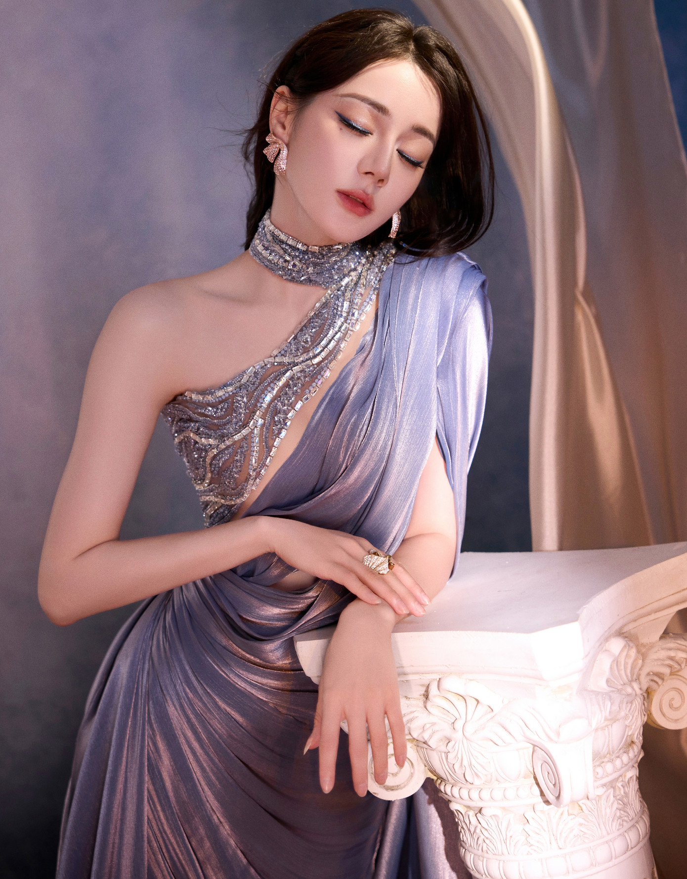 Sohu đưa tin ngày 1/11, Địch Lệ Nhiệt Ba xuất hiện ở sự kiện với bộ váy màu tím theo phong cách nữ thần Hy Lạp. Nữ diễn viên gây choáng ngợp với nhan sắc kiều diễm, trạng thái hoàn hảo từ trang phục tới trang điểm. Theo Sohu, khi không tham gia đóng phim, mỹ nhân Tân Cương luôn bận rộn với các hoạt động quảng cáo, cô là ngôi sao 9X có số lượng hợp đồng làm người đại diện nhiều nhất nhì giới giải trí Hoa ngữ.