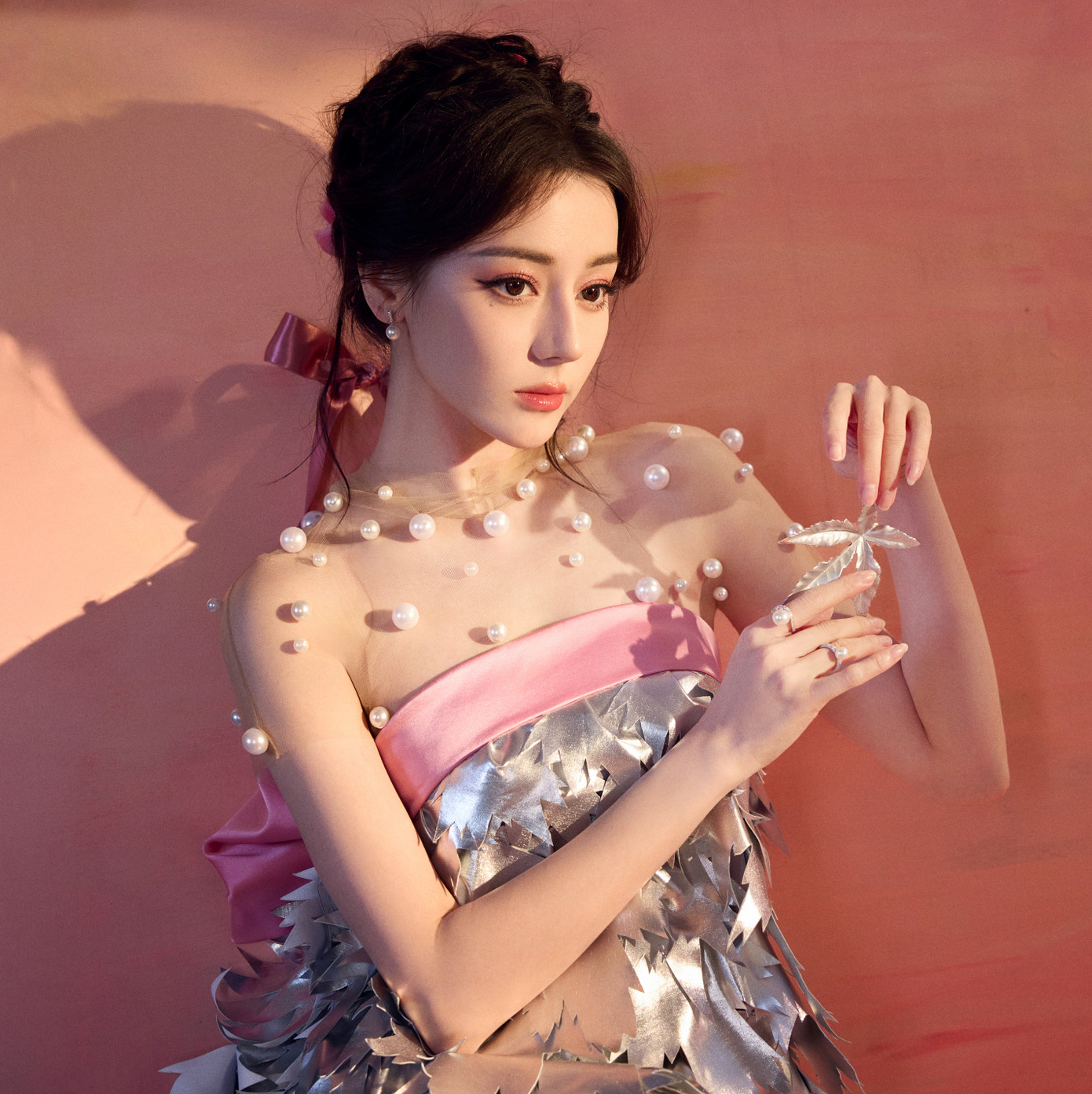 Thời trang là thế mạnh của Địch Lệ Nhiệt Ba nên nữ diễn viên luôn đầu tư kỹ lưỡng tạo hình mỗi khi xuất hiện. Hồi tháng 9, khi tham gia Tuần lễ thời trang Paris, Pháp, Địch Lệ Nhiệt Ba được tạp chí Vogue bình chọn là ngôi sao châu Á duy nhất lọt vào danh sách &quot;The best street style from the Paris Fashion Week SS2025 shows&quot; (Phong cách đường phố đẹp nhất Tuần lễ thời trang Paris Xuân/Hè 2025). Chứng nhận này thể hiện tầm ảnh hưởng về thời trang của Địch Lệ Nhiệt Ba.